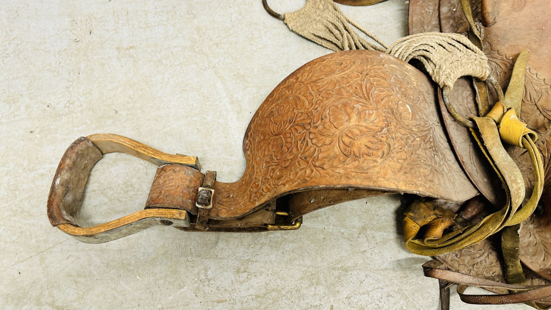 A VINTAGE WESTERN COWBOY SADDLE, THE TAN LEATHER WITH EMBOSSED DECORATION. - Image 4 of 11