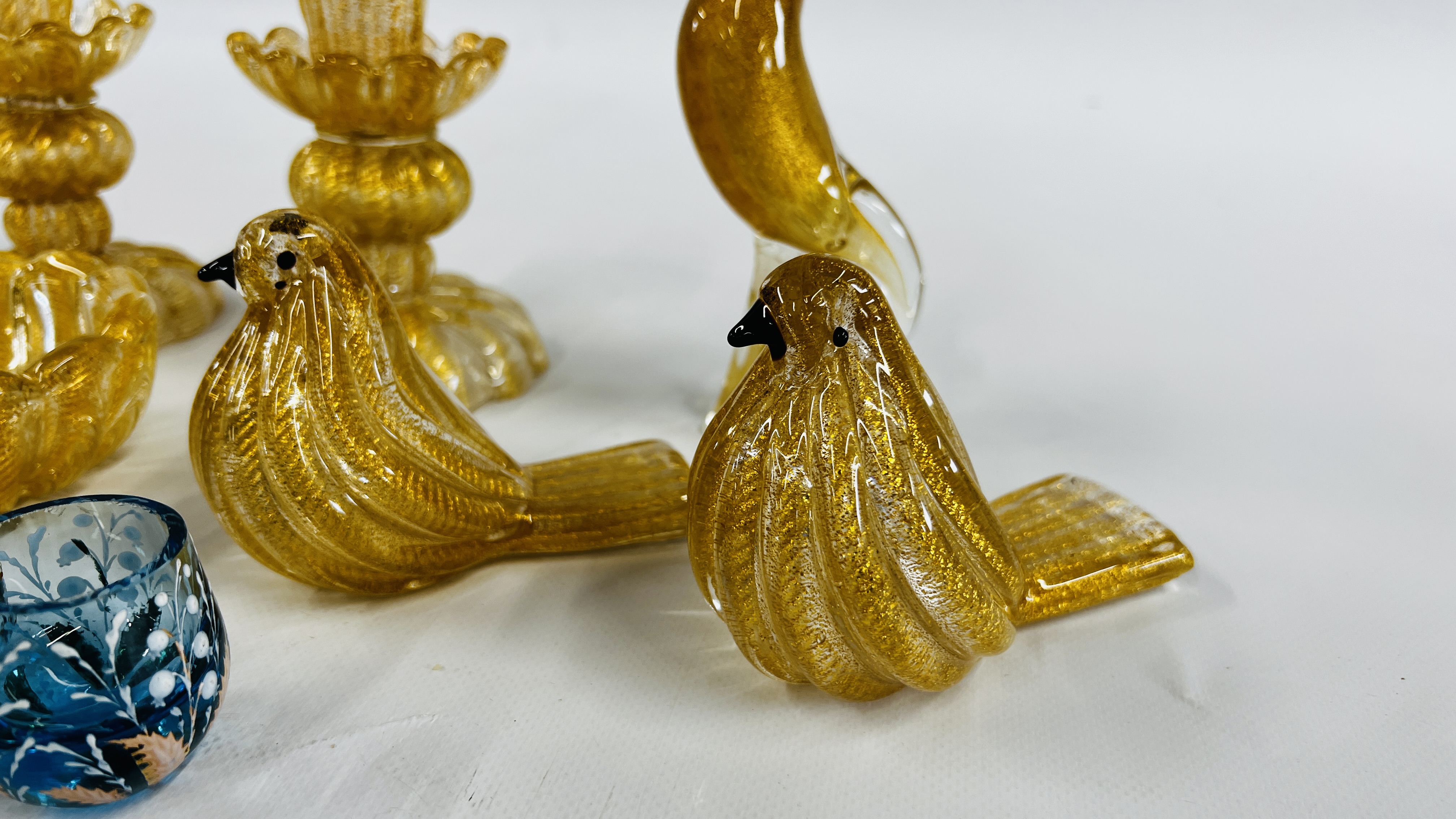 A GROUP OF MURANO STYLE ART GLASS COMPRISING A PAIR OF CANDLESTICKS, PAIR OF BIRDS, - Image 3 of 6