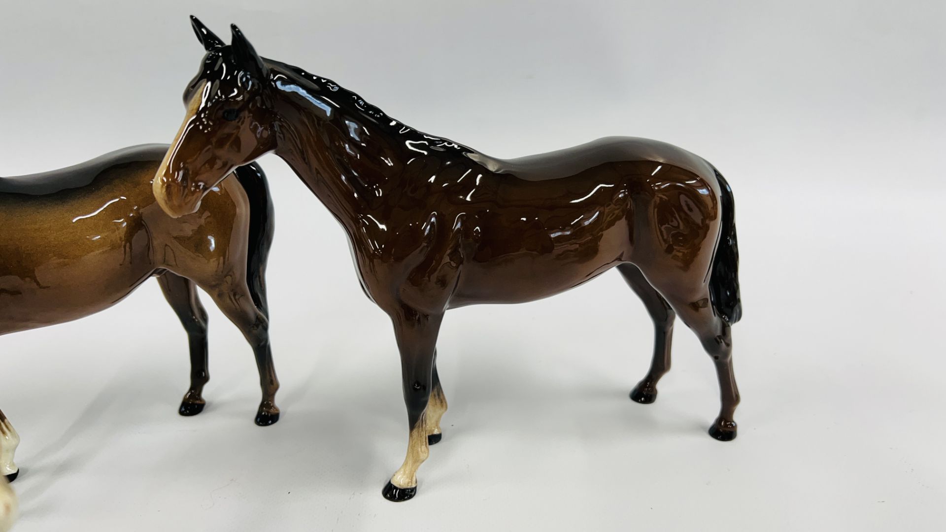 THREE BESWICK CHESTNUT HORSE ORNAMENTS AND FOAL. - Image 4 of 11