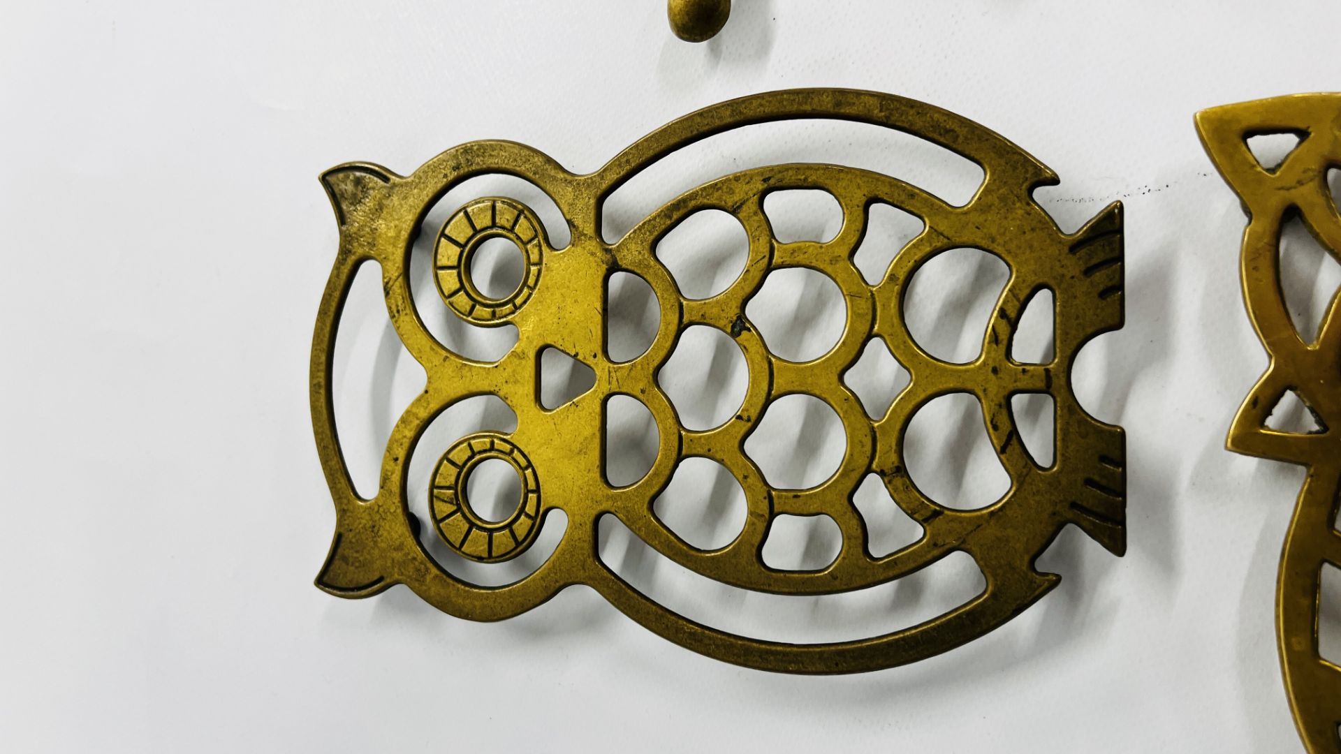 A GROUP OF 4 VINTAGE BRASS TRIVETS TO INCLUDE AN EXAMPLE IN THE FORM OF A CAT AND AN OWL ETC. - Image 3 of 5