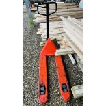 HYDRAULIC PALLET TRUCK. THIS LOT IS SUBJECT TO VAT ON HAMMER PRICE.