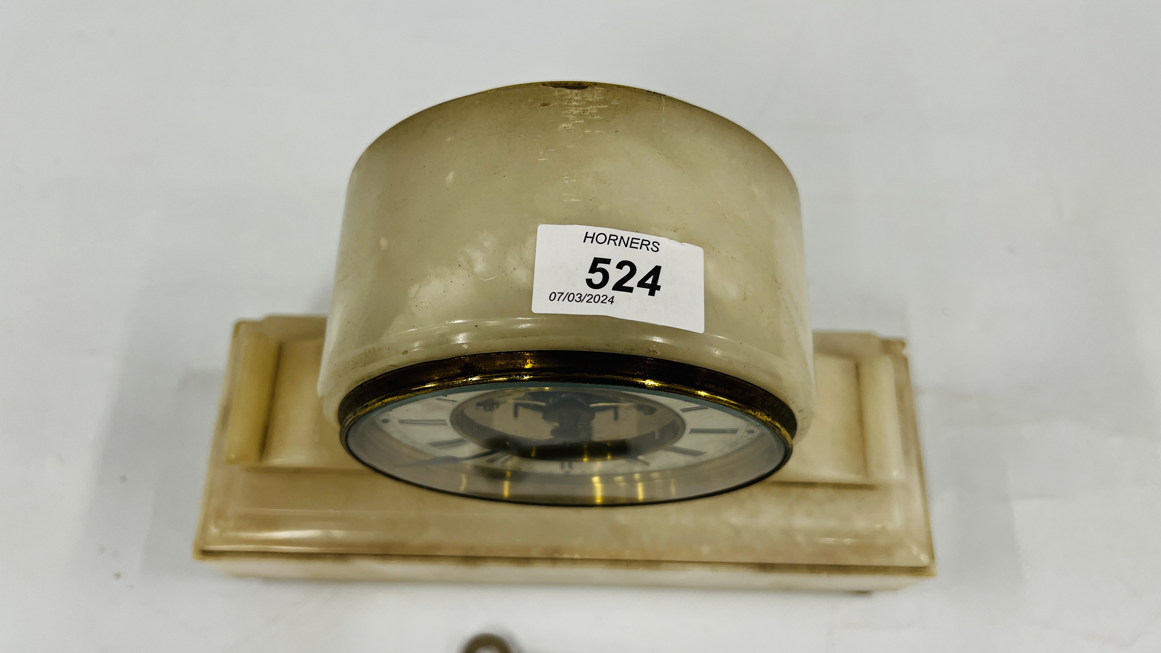 A FRENCH ALABASTER MANTEL CLOCK MARKED BREVETE SGDG WITH KEY - H 22CM X W 27CM. - Image 3 of 4