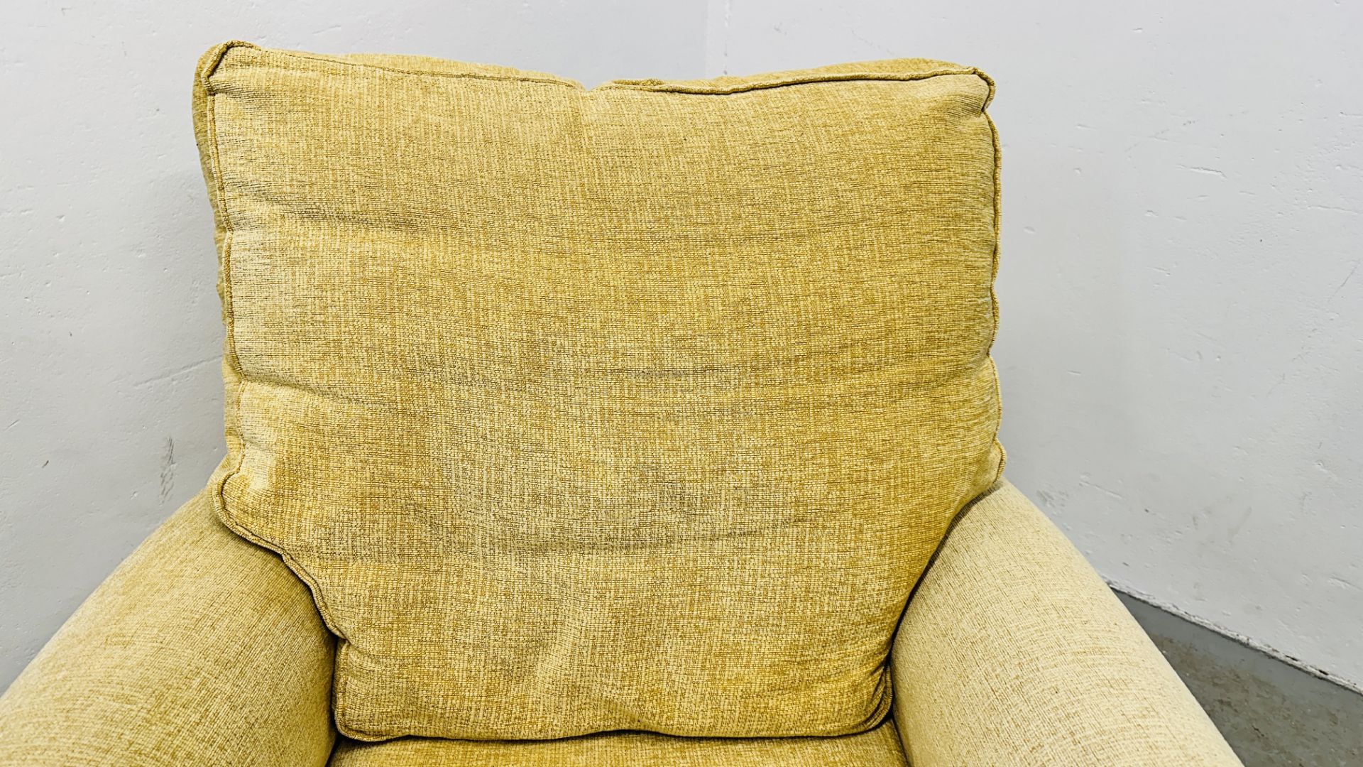 A GOOD QUALITY PRIMROSE UPHOLSTERED EASY CHAIR. - Image 2 of 7