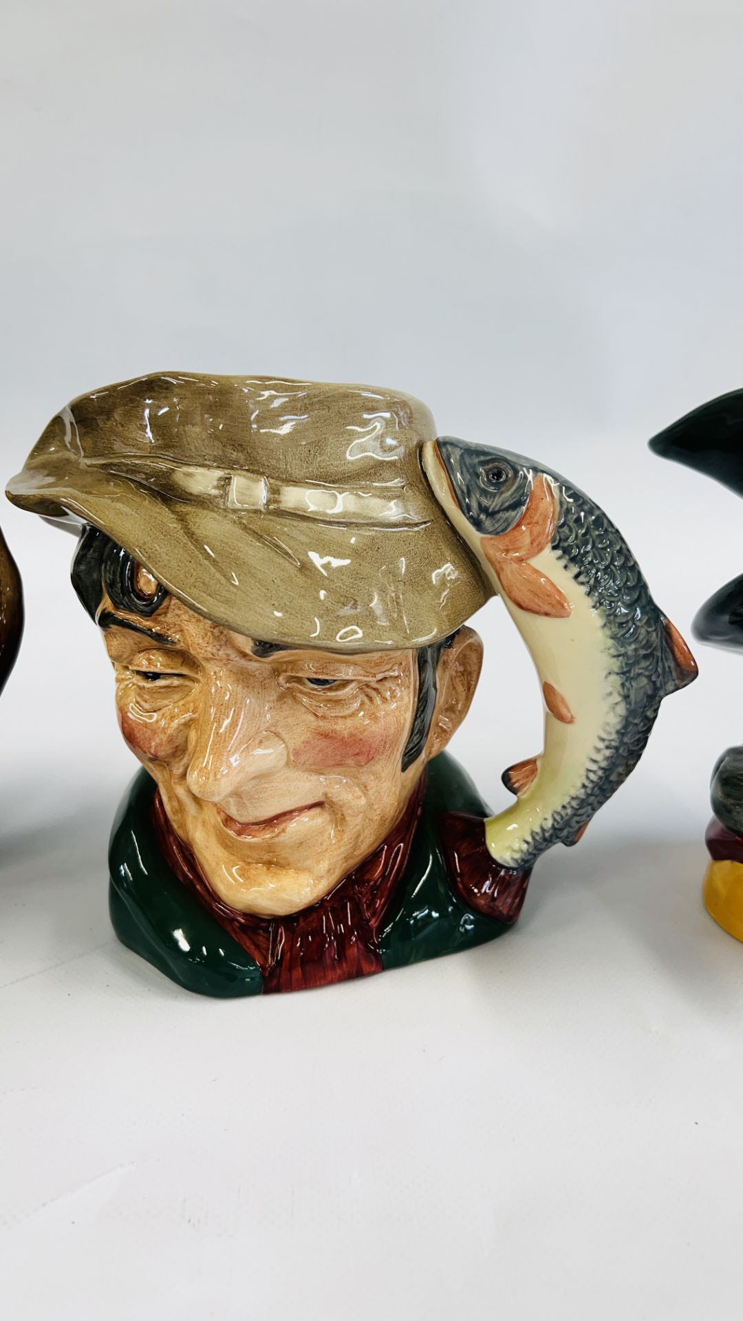 A GROUP OF 5 ROYAL DOULTON CHARACTER JUGS TO INCLUDE THE POACHER D 6429, PIED PIPER D 6403, - Image 3 of 9