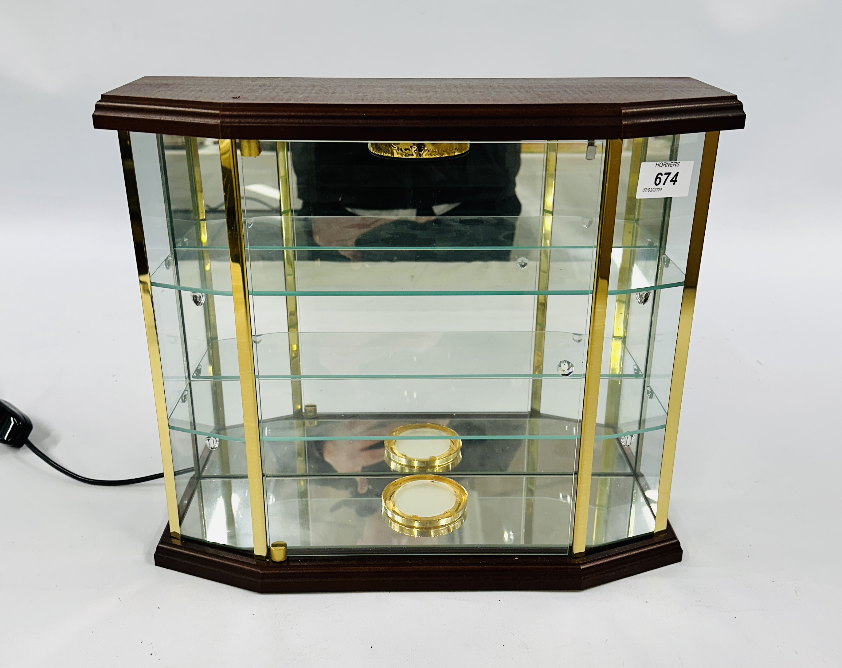 A SMALL ILLUMINATED 3 TIER GLASS DISPLAY CABINET, W 38CM X D 13CM X H 33CM.