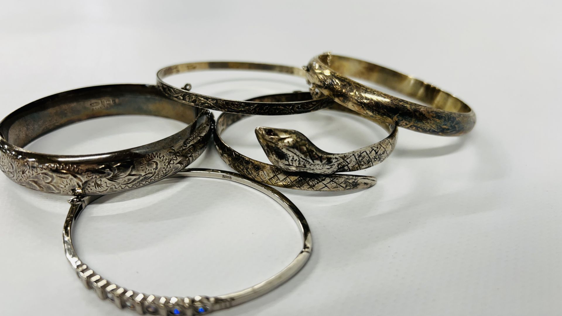 A GROUP OF 5 SILVER BANGLES TO INCLUDE A SNAKE, STONE SET EXPANDING AND ENGRAVED. - Image 4 of 7