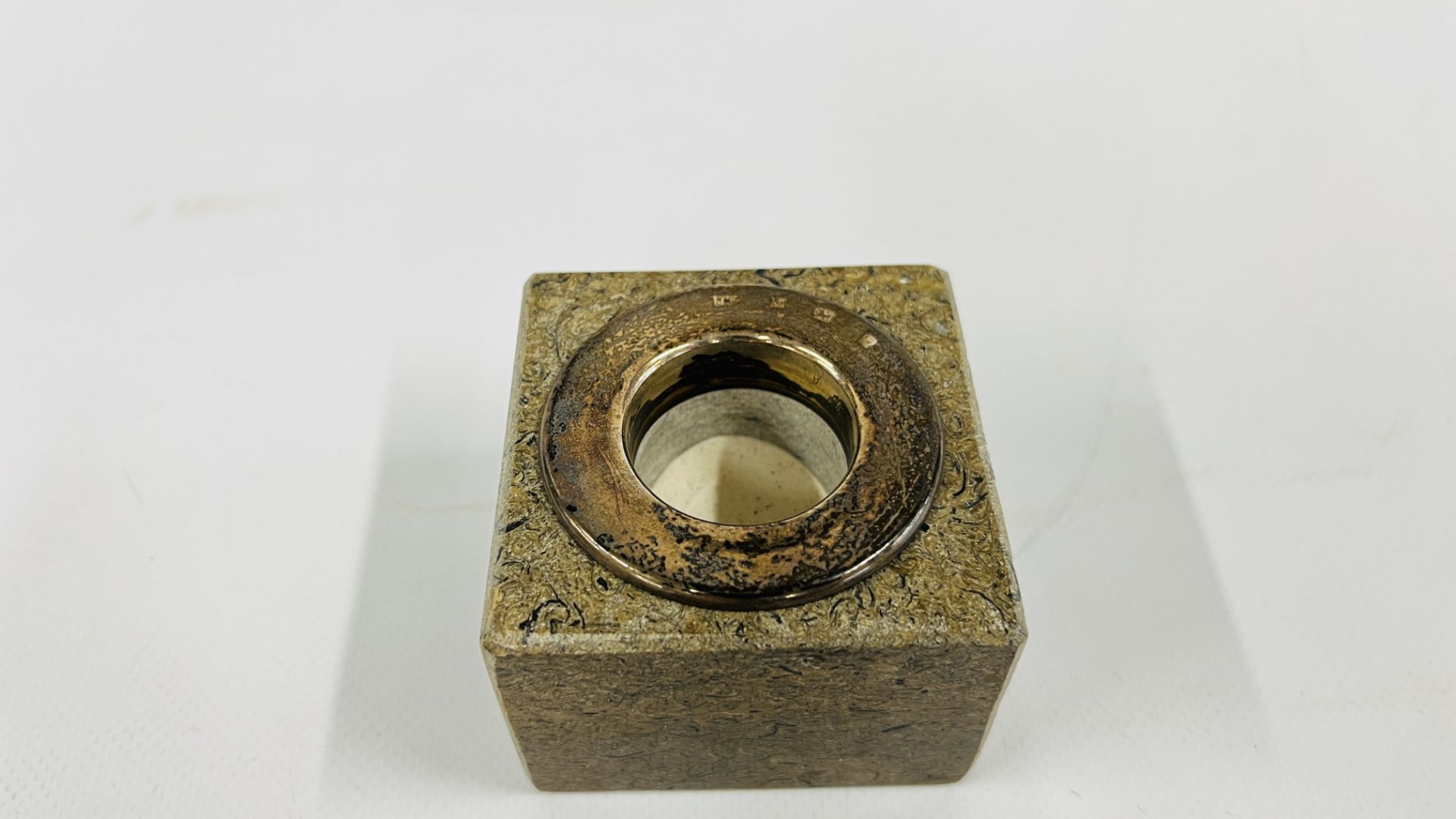 A SQUARE HARDSTONE INKWELL WITH SILVER RIM, BIRMINGHAM ASSAY 1996 J.G. 6.8 X 6.8CM X H 4.5CM. - Image 2 of 6