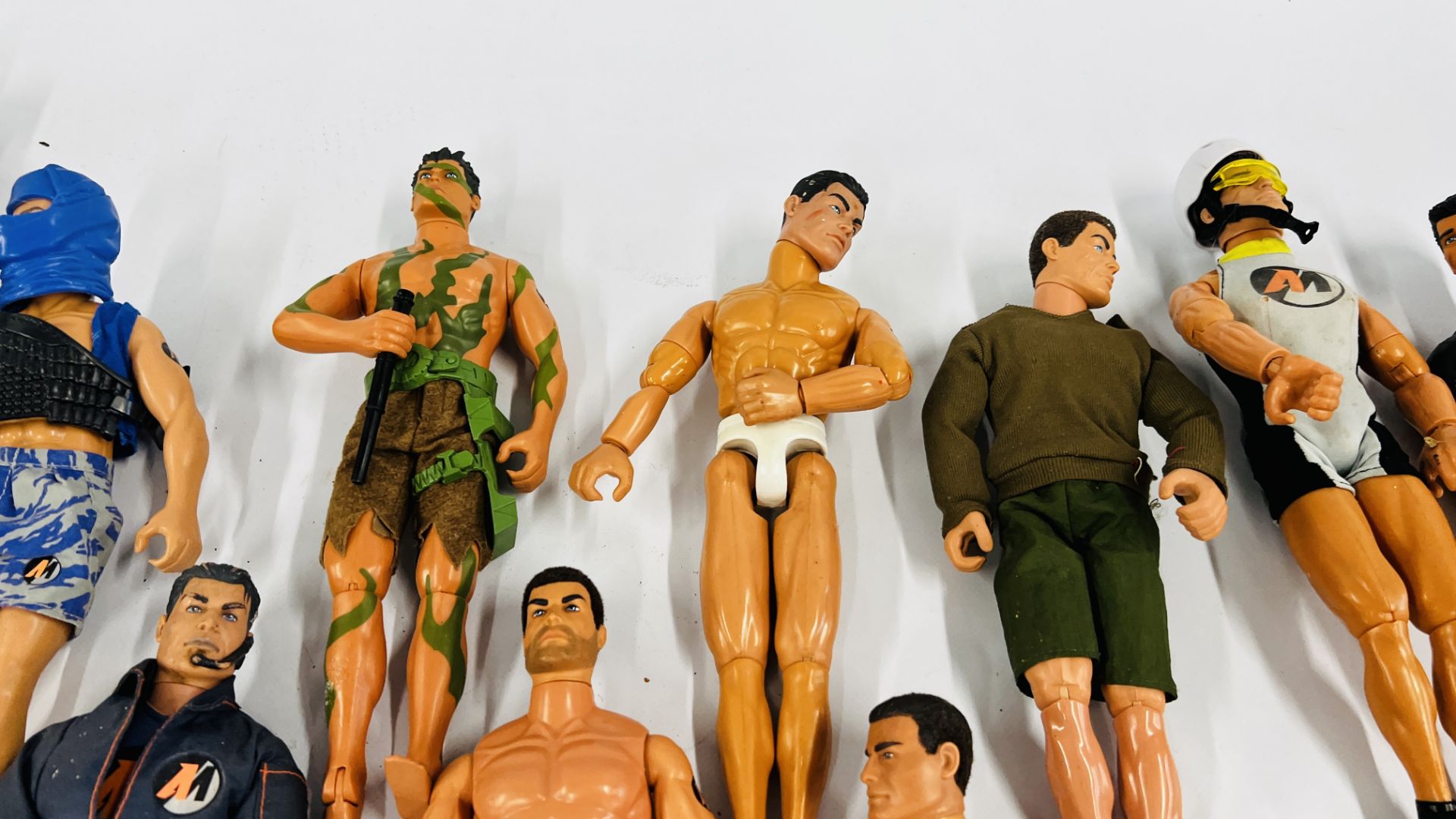 A BOX CONTAINING A GROUP OF 16 ASSORTED ACTION MAN FIGURES IN VARIOUS OUTFITS. - Bild 6 aus 8