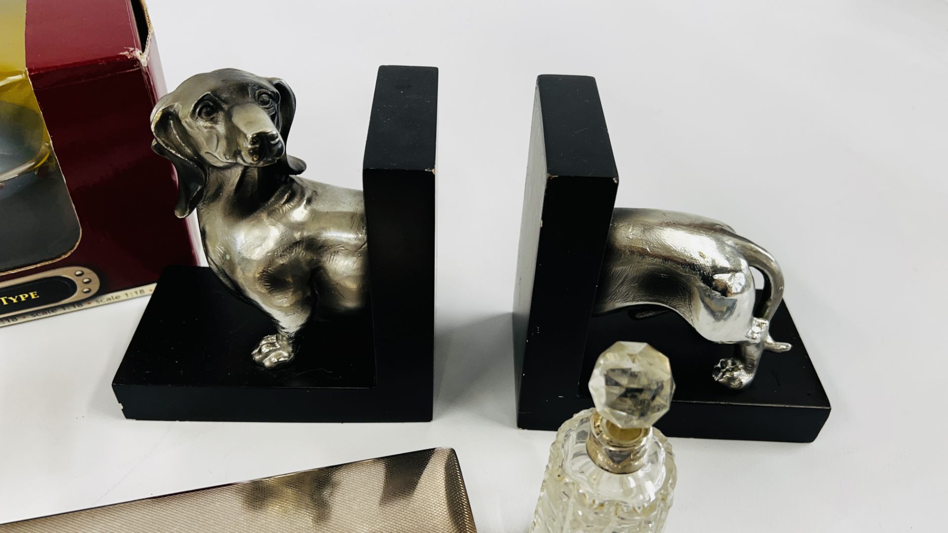 A BOX OF COLLECTIBLES TO INCLUDE A CIGARETTE BOX, 4 BOTTLE CRUET, SILVER RIMMED DECANTER, - Image 9 of 10