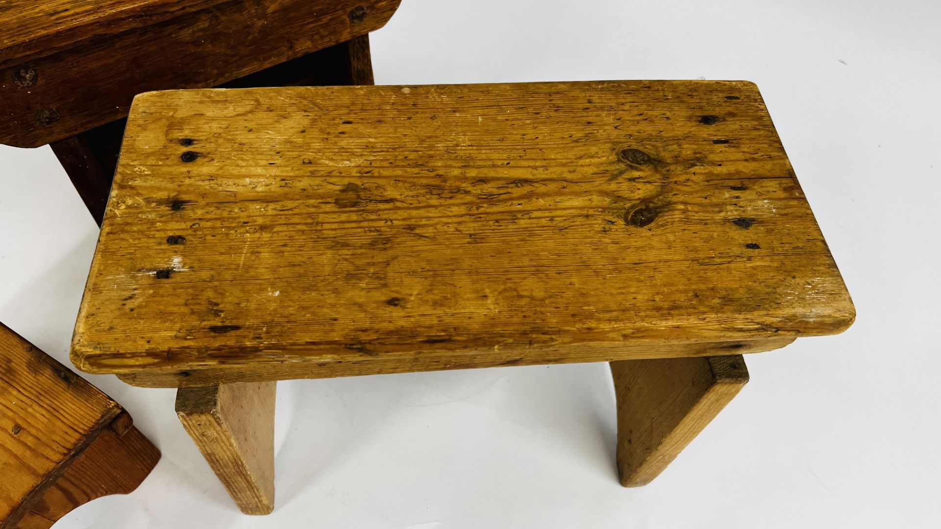 A GROUP OF 3 VINTAGE LOW/MILKING STOOLS TO INCLUDE A SOLID OAK EXAMPLE (VARIOUS SIZES). - Image 3 of 10
