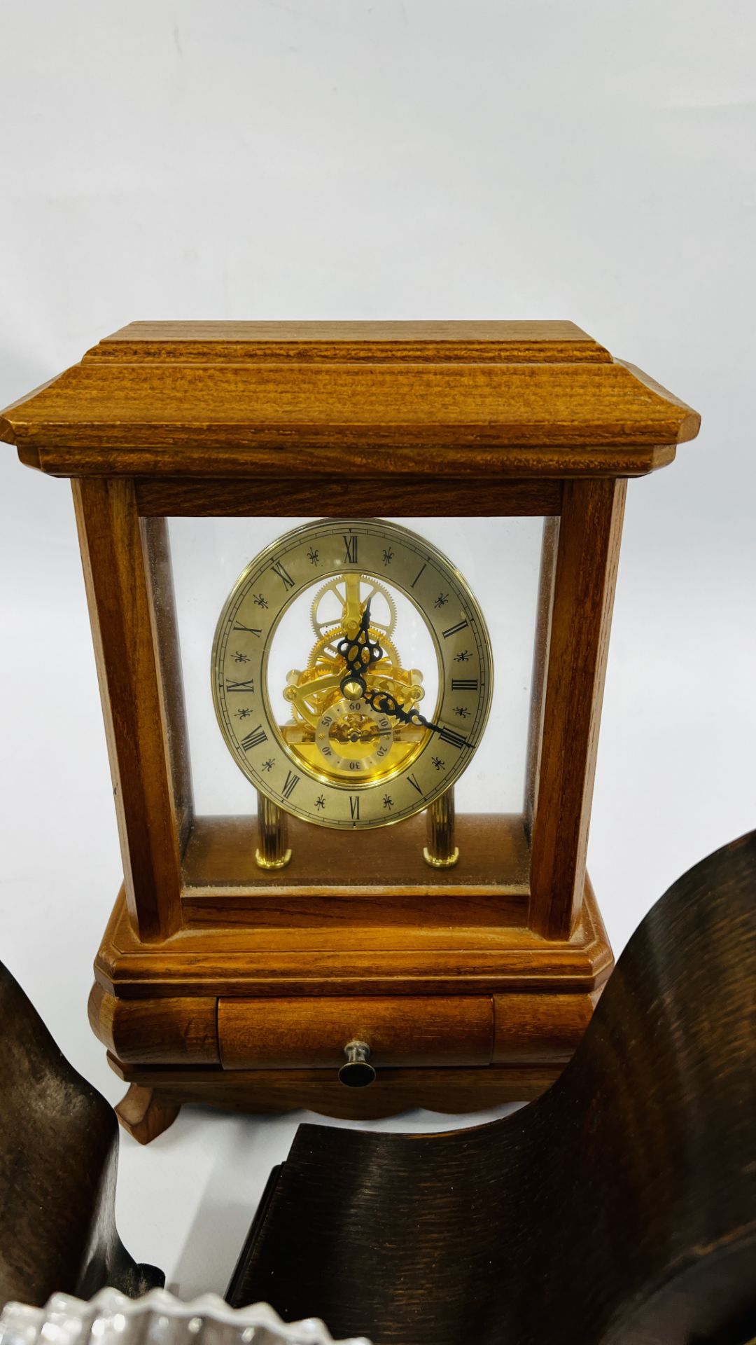 COLLECTION OF 5 MANTEL CLOCKS INCLUDING OAK CASED. - Image 5 of 6