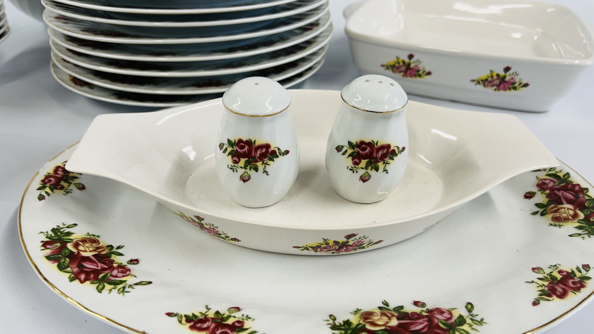 APPROXIMATELY 23 PIECES OF ROYAL NORFOLK COUNTRY ROSES DINNER + TEA WARE. - Image 2 of 9