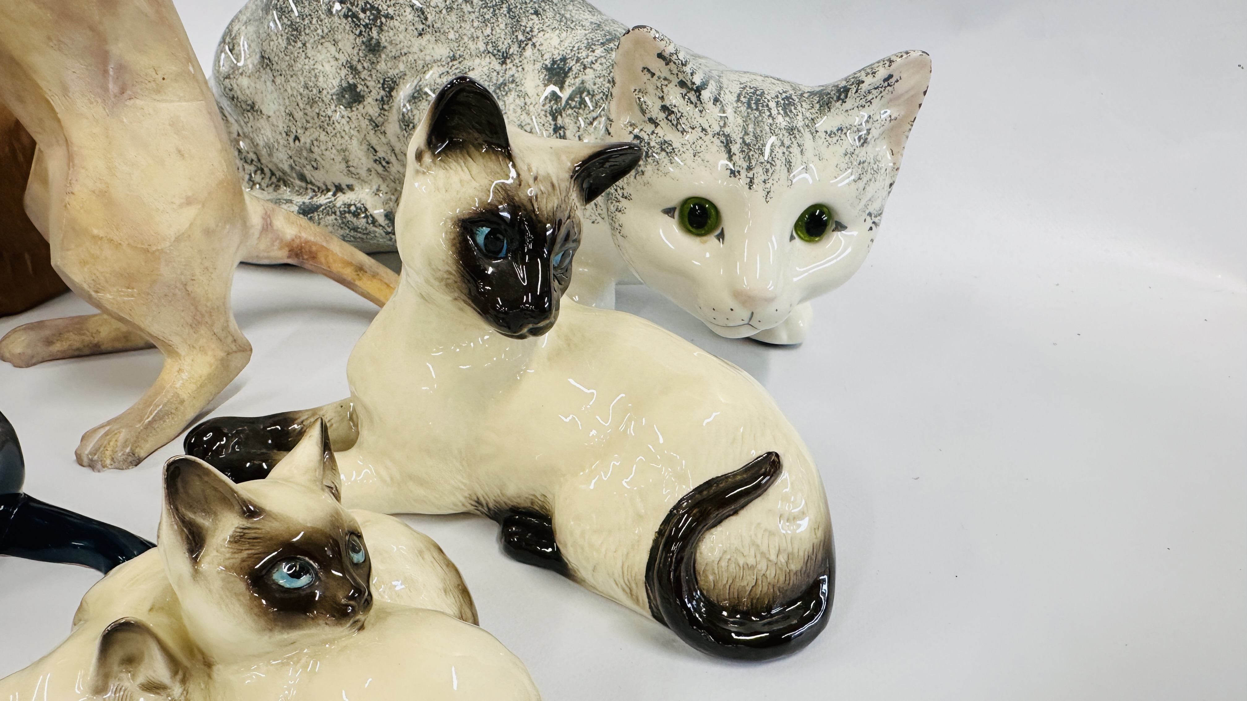 A GROUP OF 7 CAT FIGURES TO INCLUDE ROYAL DOULTON KITTENS AND CAT, STAFFORDSHIRE PRAYING CAT, - Image 3 of 12