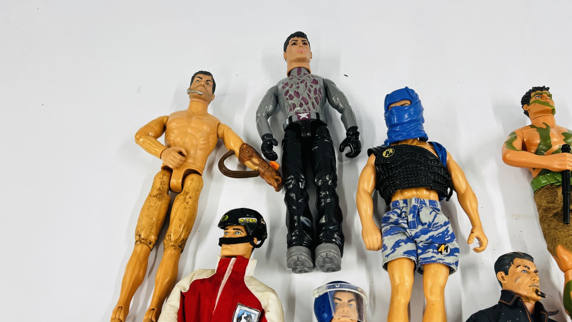 A BOX CONTAINING A GROUP OF 16 ASSORTED ACTION MAN FIGURES IN VARIOUS OUTFITS. - Bild 5 aus 8