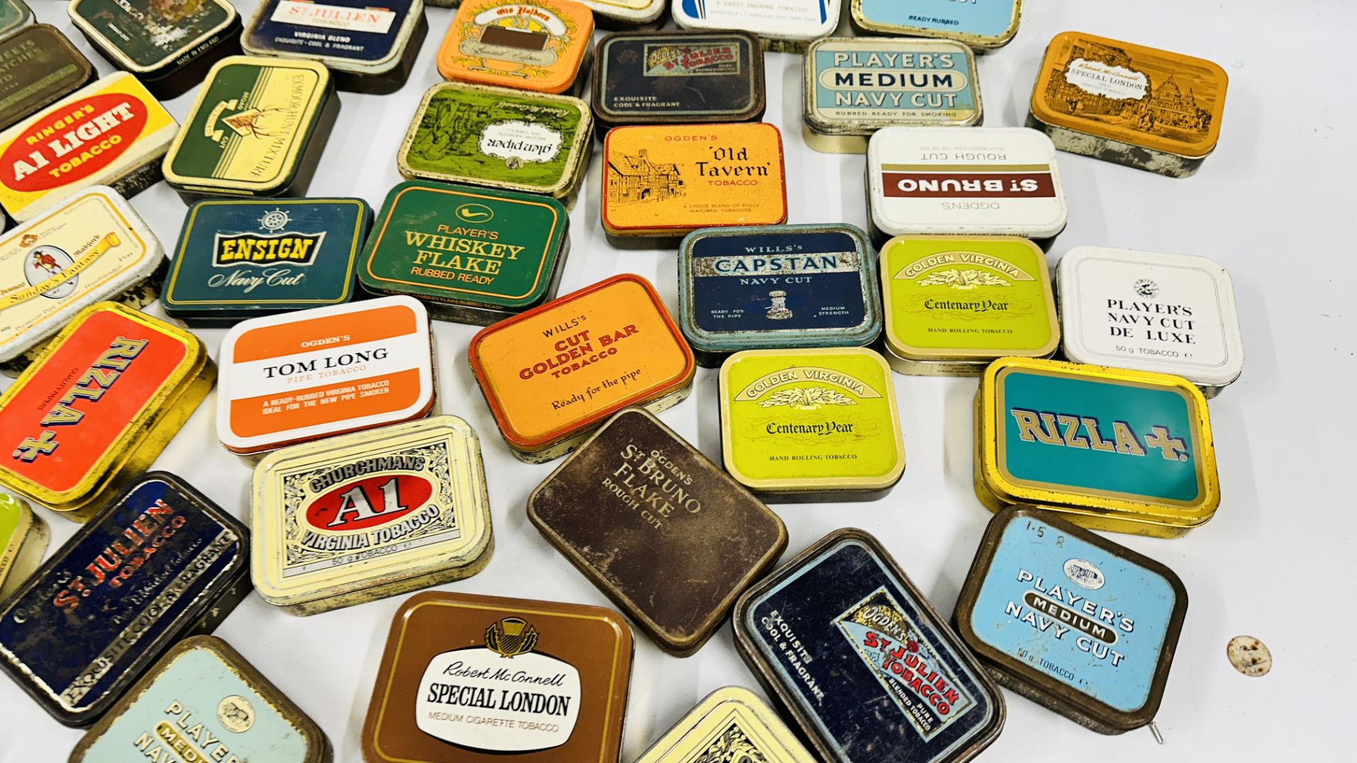 A BOX CONTAINING AN EXTENSIVE COLLECTION OF ASSORTED EMPTY VINTAGE TOBACCO TINS TO INCLUDE EXAMPLES - Bild 10 aus 12