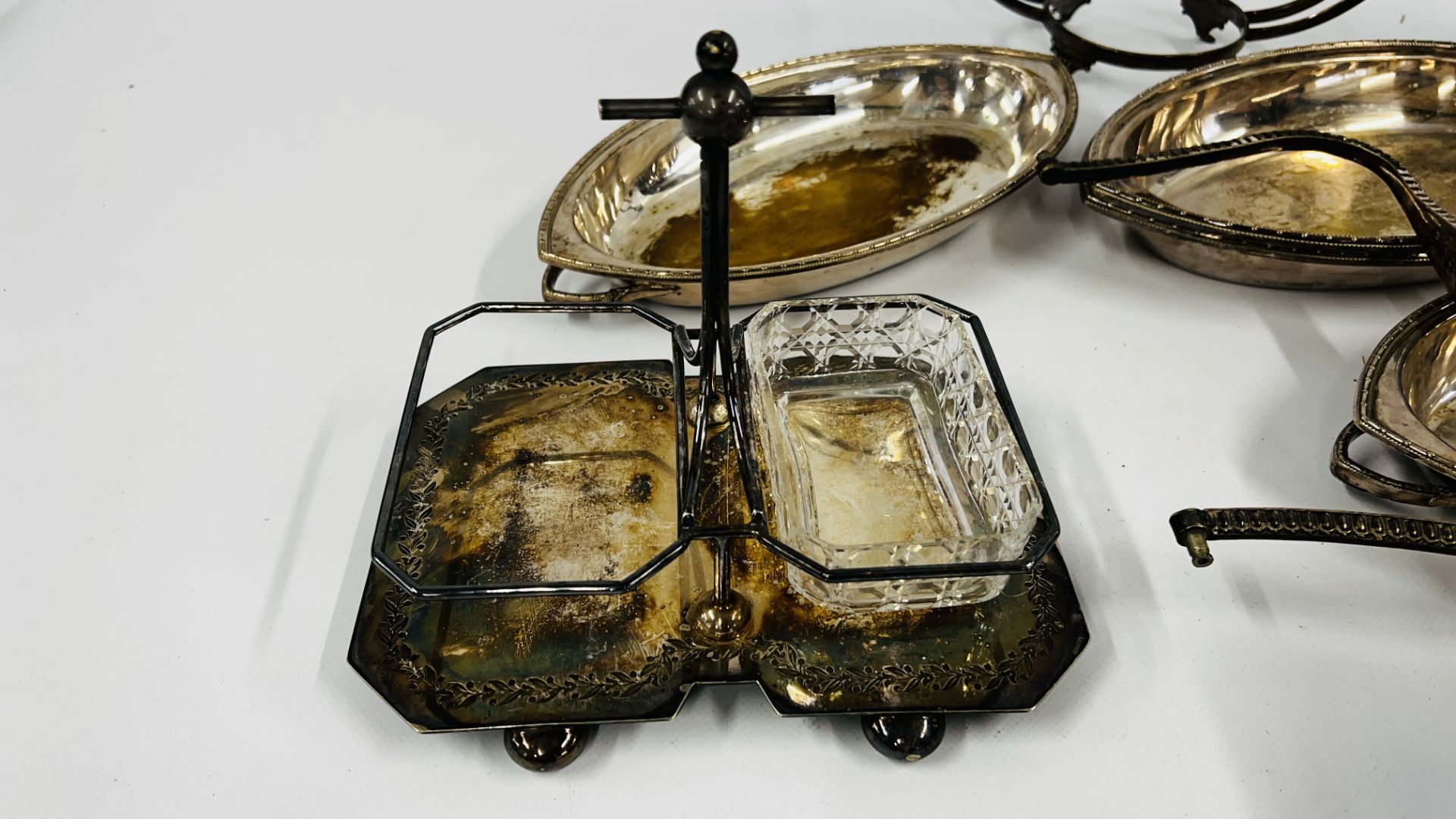 A BOX OF ASSORTED SILVER PLATED WARE TO INCLUDE COVERED TUREENS, TOAST RACK & SALVERS, CRUET, - Bild 4 aus 12