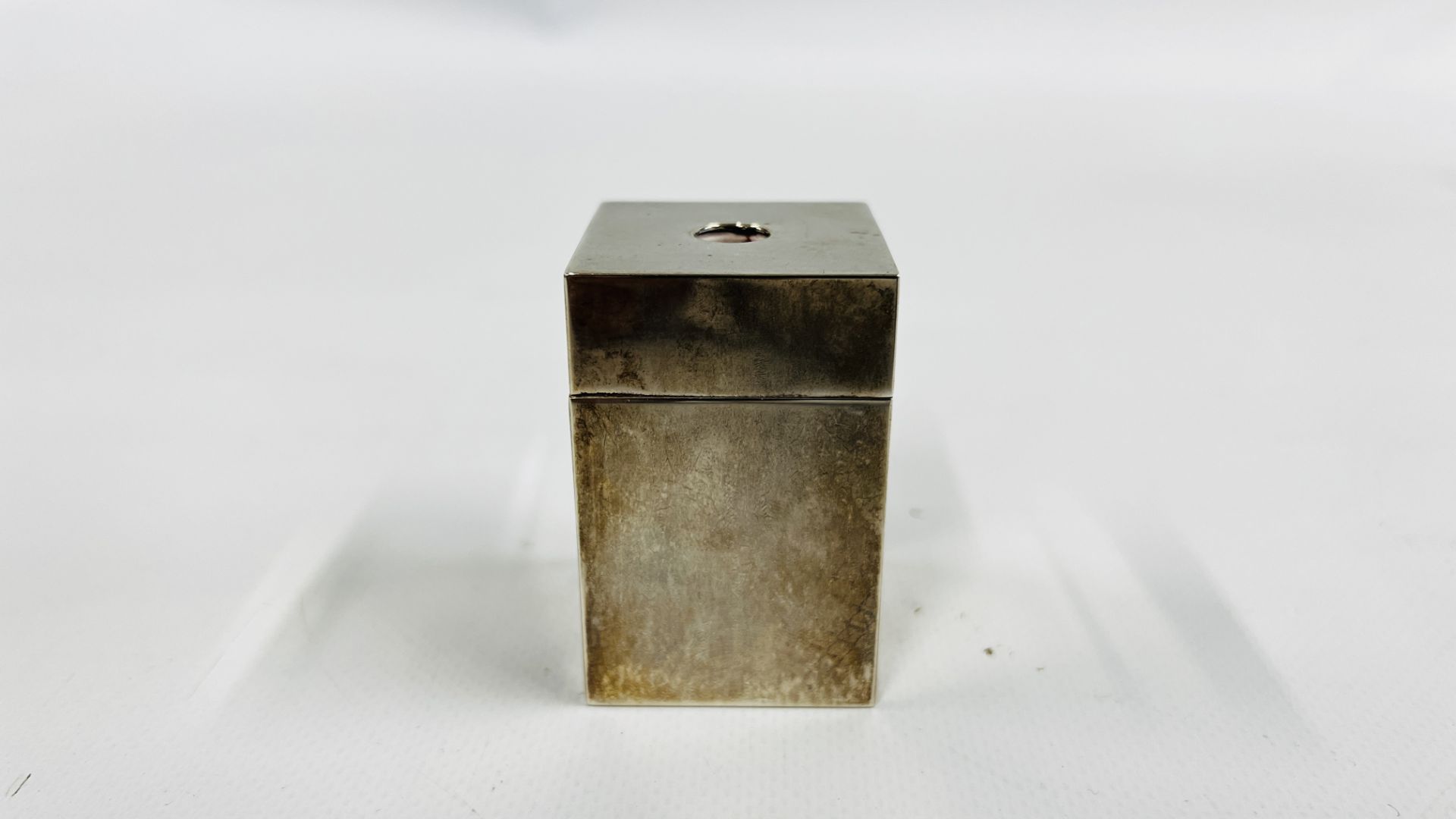 A MODERN SILVER PENCIL SHARPENER OF SQUARE FORM, LONDON ASSAY MARKED PENHALIGONS H 5.8CM X 3.8 X 3.