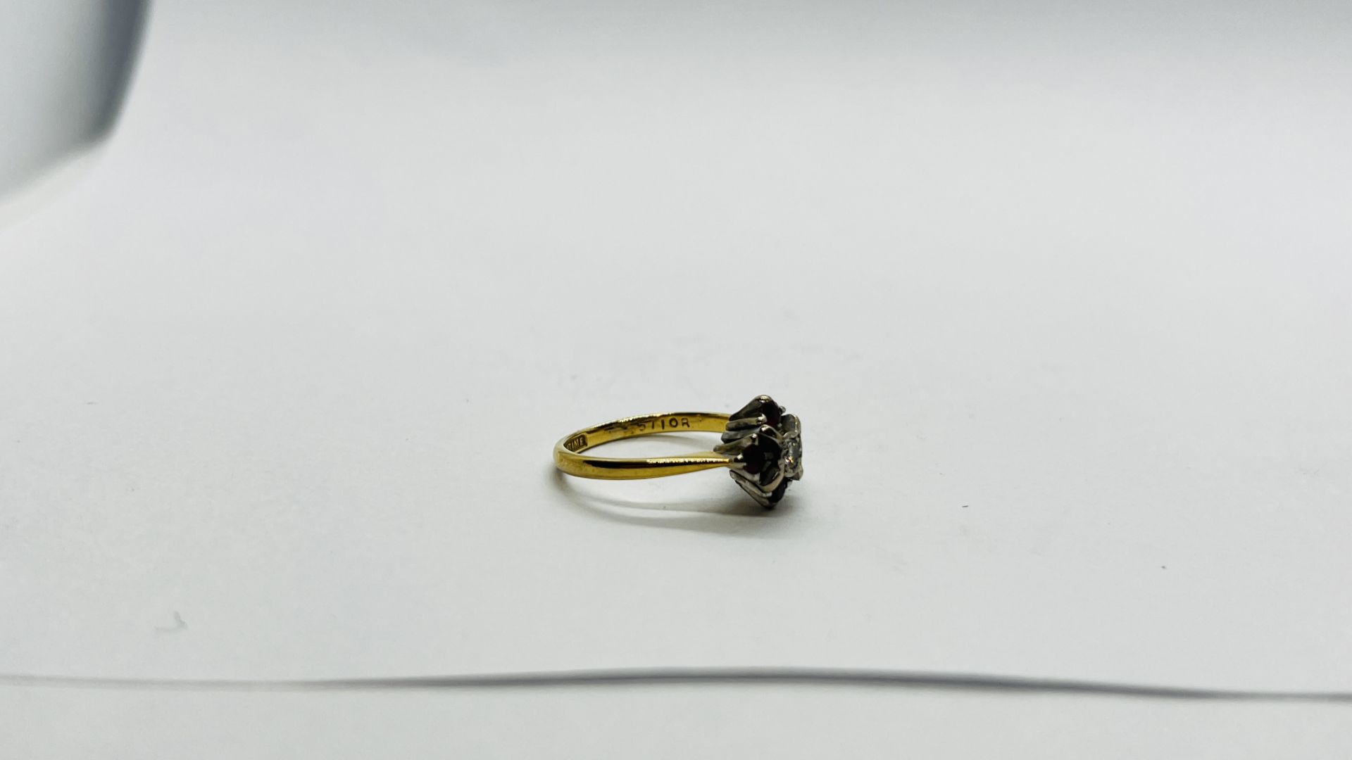 AN ELEGANT 18CT GOLD DIAMOND & RUBY SET RING. - Image 2 of 5