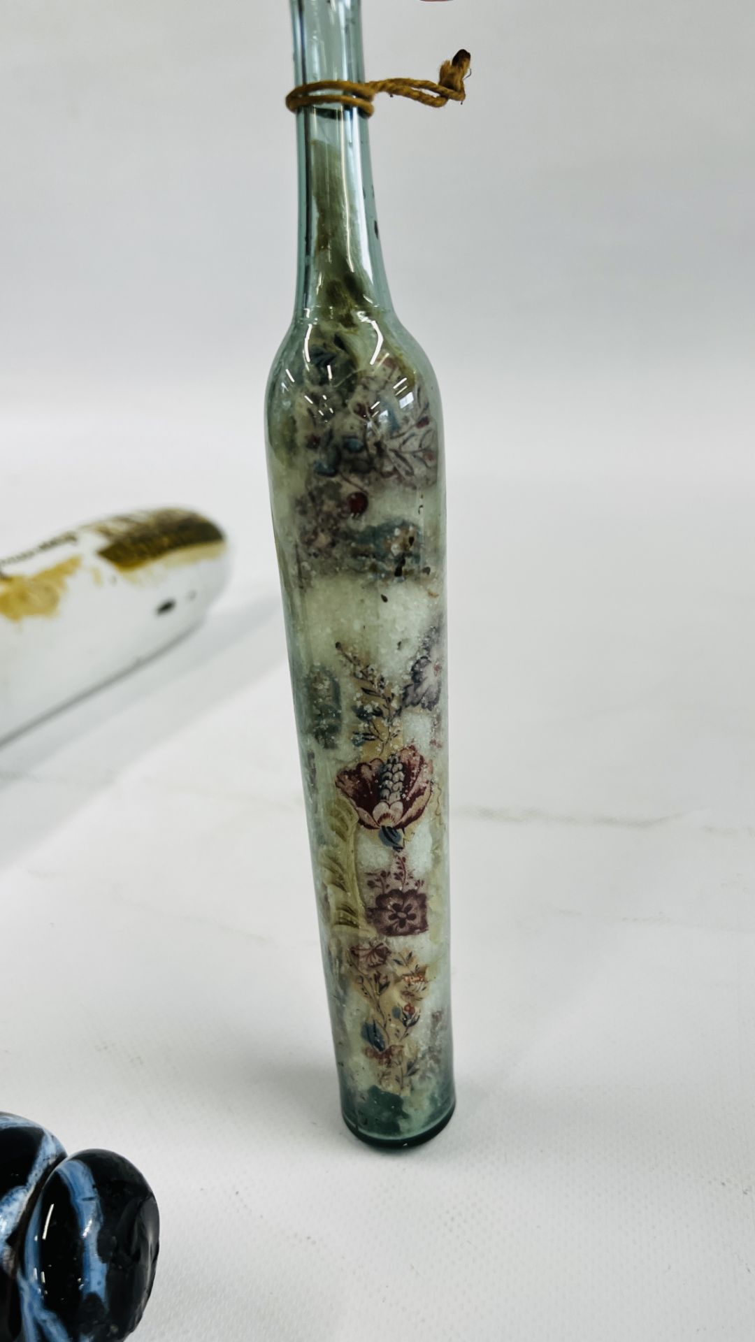 A SAILOR'S GLASS LOVE TOKEN ROLLING PIN ALONG WITH A FURTHER C19TH ANCHOR BY NAILSEA AND A FOLK ART - Bild 6 aus 9