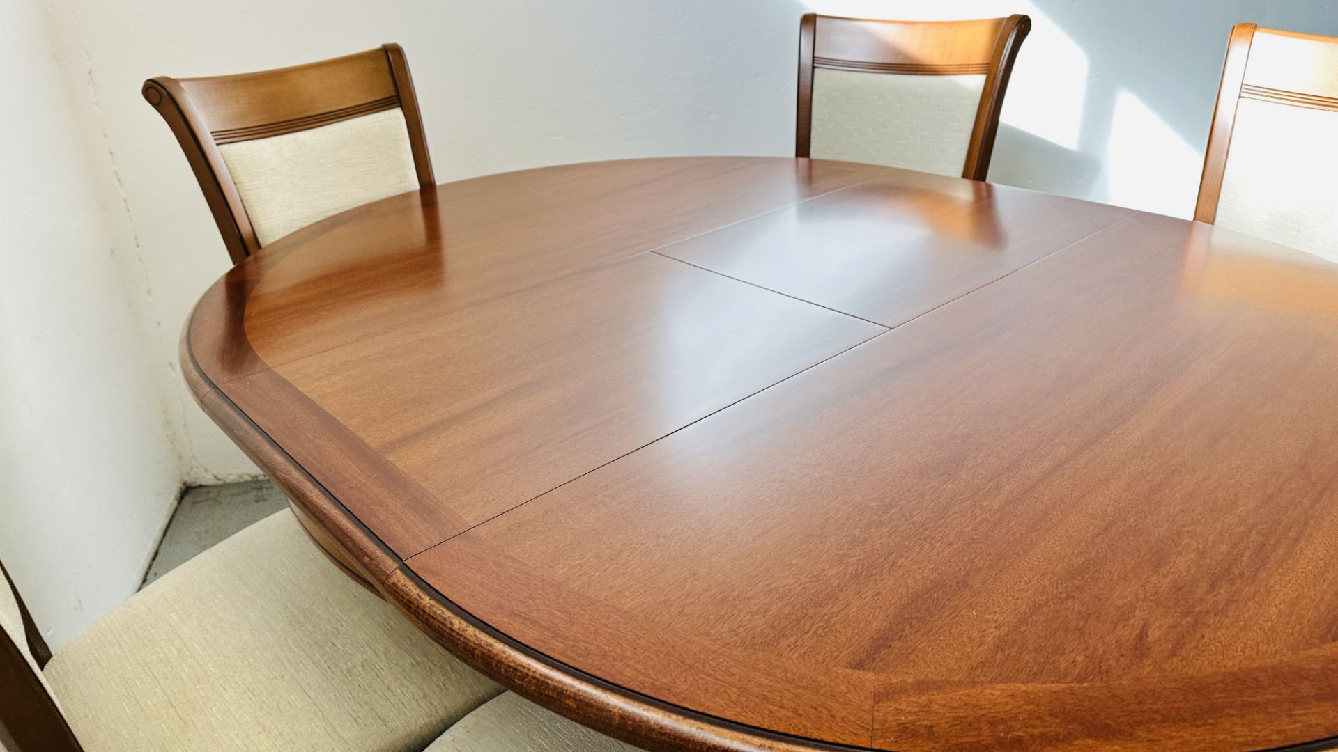 A GOOD QUALITY G PLAN CHERRY WOOD FINISH CIRCULAR EXTENDING DINING TABLE COMPLETE WITH 6 MATCHING - Image 14 of 14