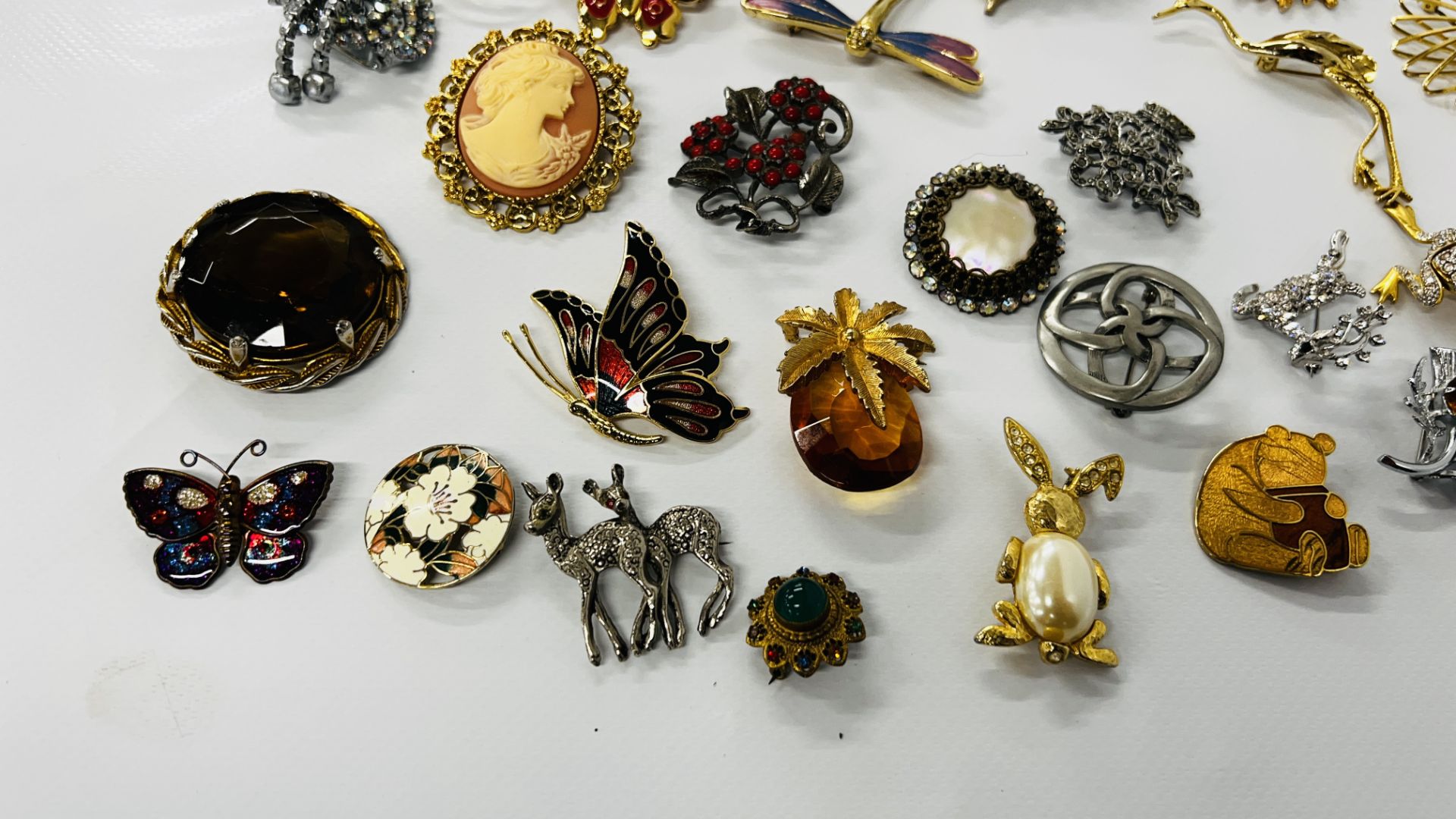 32 BROOCHES TO INCLUDE BUTTERFLIES, DRAGONFLIES, WINNIE THE POOH, STONE SET ETC. - Bild 6 aus 6