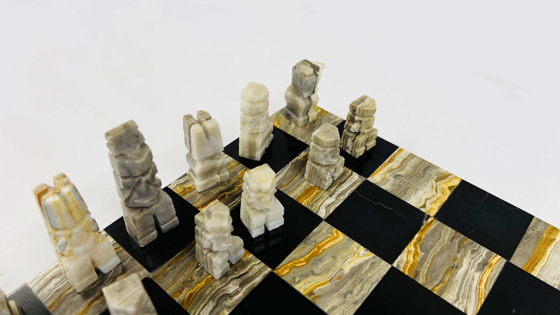 A HARDSTONE CHESS BOARD AND PIECES. - Bild 3 aus 6