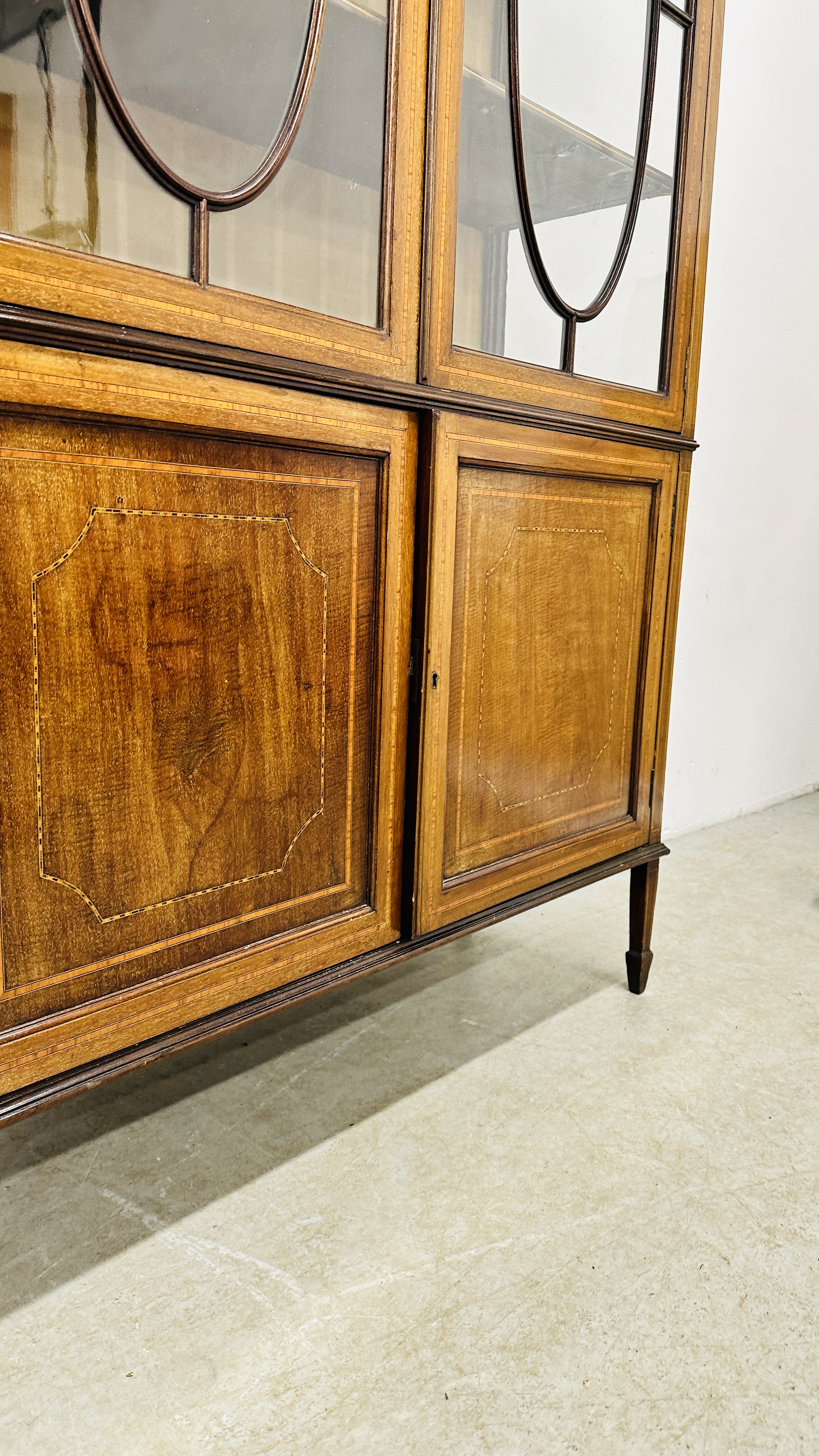 AN EDWARDIAN MAHOGANY TWO DOOR DISPLAY CABINET WITH CROSS BANDED INLAY AND TWO DOOR CUPBOARD BASE - - Image 4 of 10