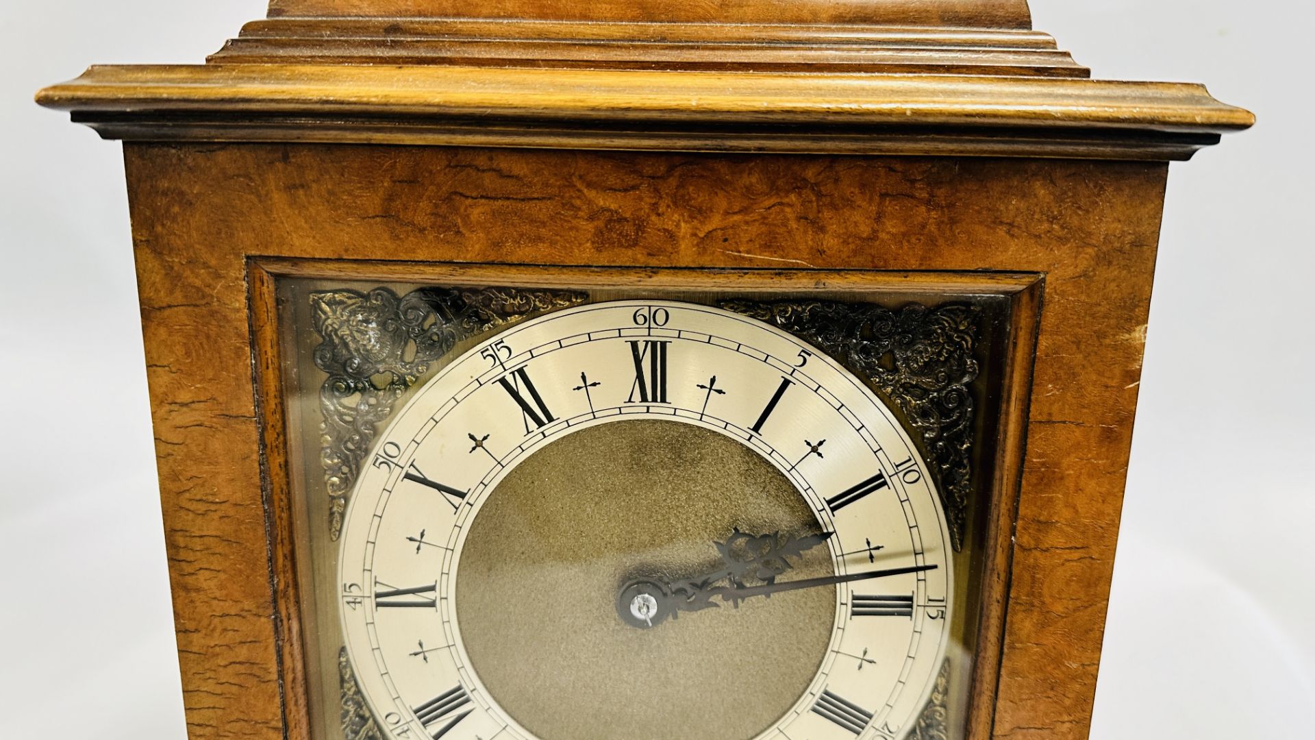 VINTAGE MAHOGANY CASED MANTEL CLOCK WITH ELECTRONIC MOVEMENT. - Image 4 of 10