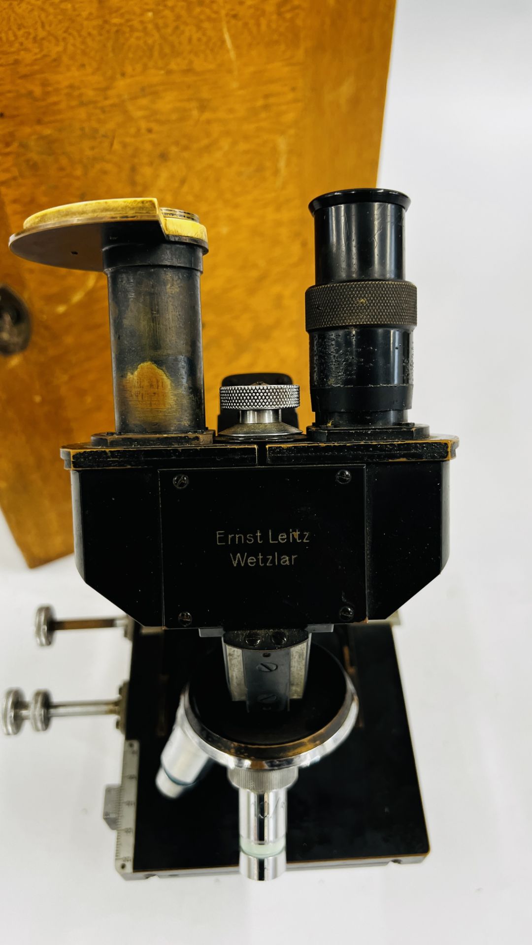 A VINTAGE CASED MICROSCOPE MARKED "WETZLAR" - W 26 X D 25.5 X H 40CM. - Image 2 of 7