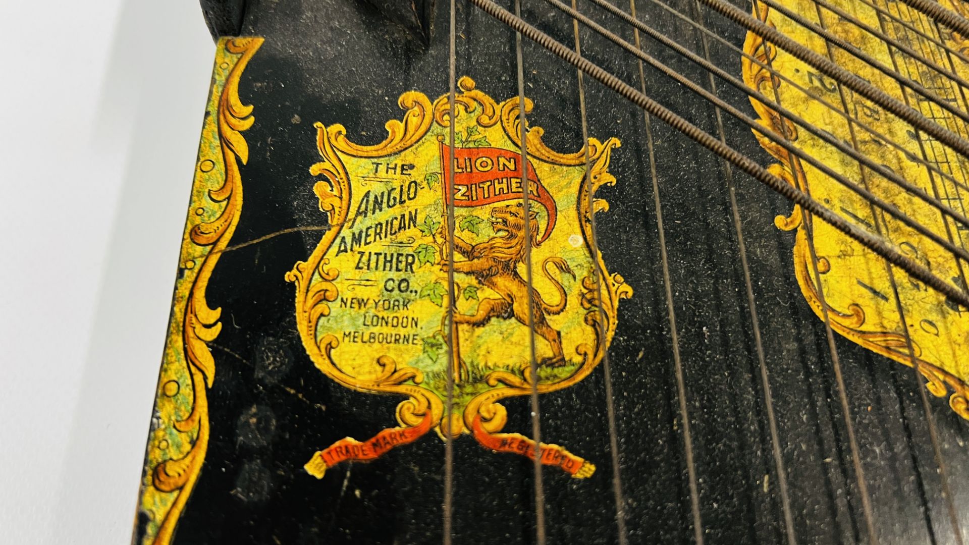 A VINTAGE "THE ANGLO AMERICAN LION ZITHER" MANUFACTURED BY THE ANGLO AMERICAN ZITHER Co NEW YORK - Image 3 of 13