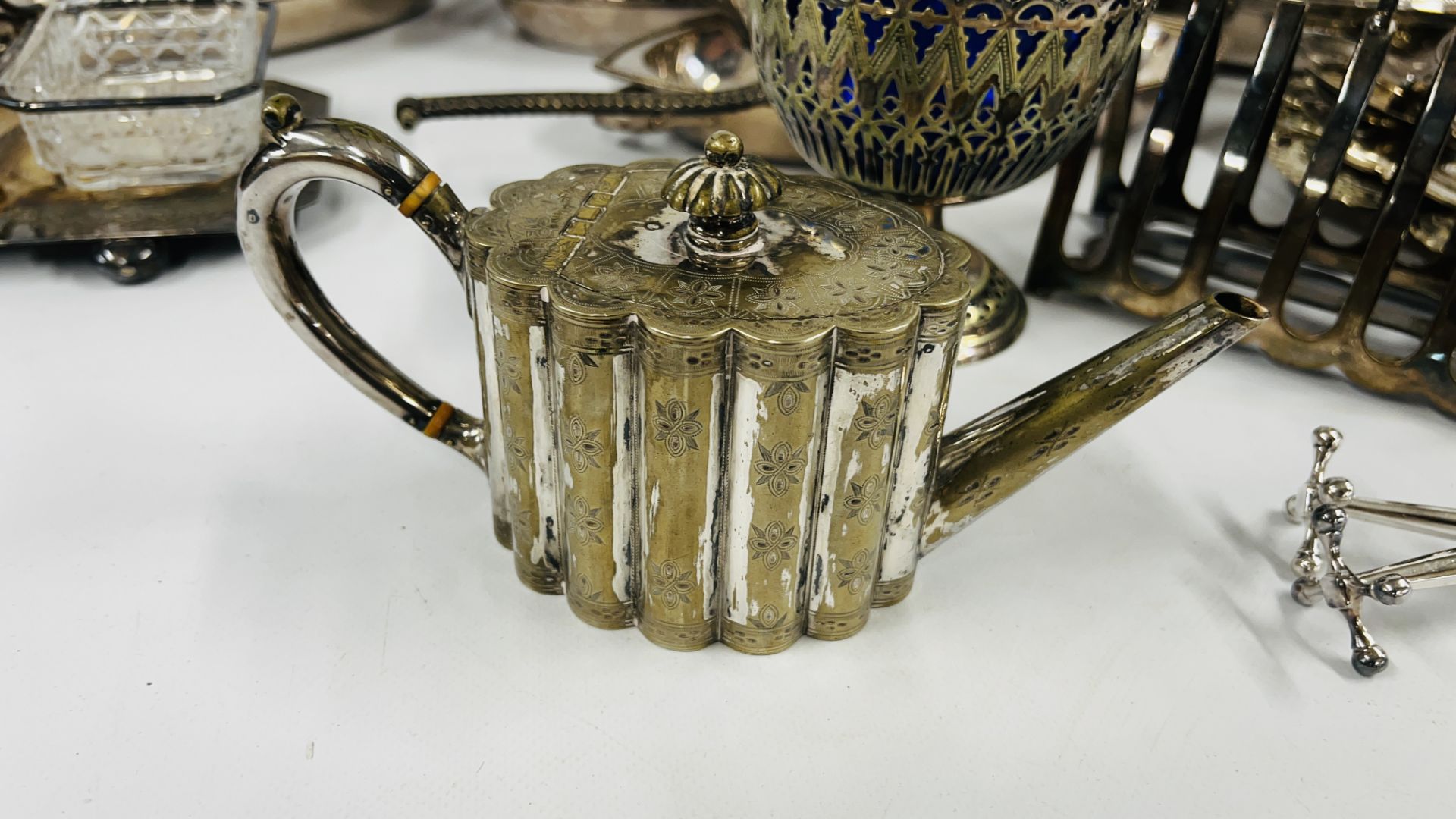 A BOX OF ASSORTED SILVER PLATED WARE TO INCLUDE COVERED TUREENS, TOAST RACK & SALVERS, CRUET, - Bild 2 aus 12