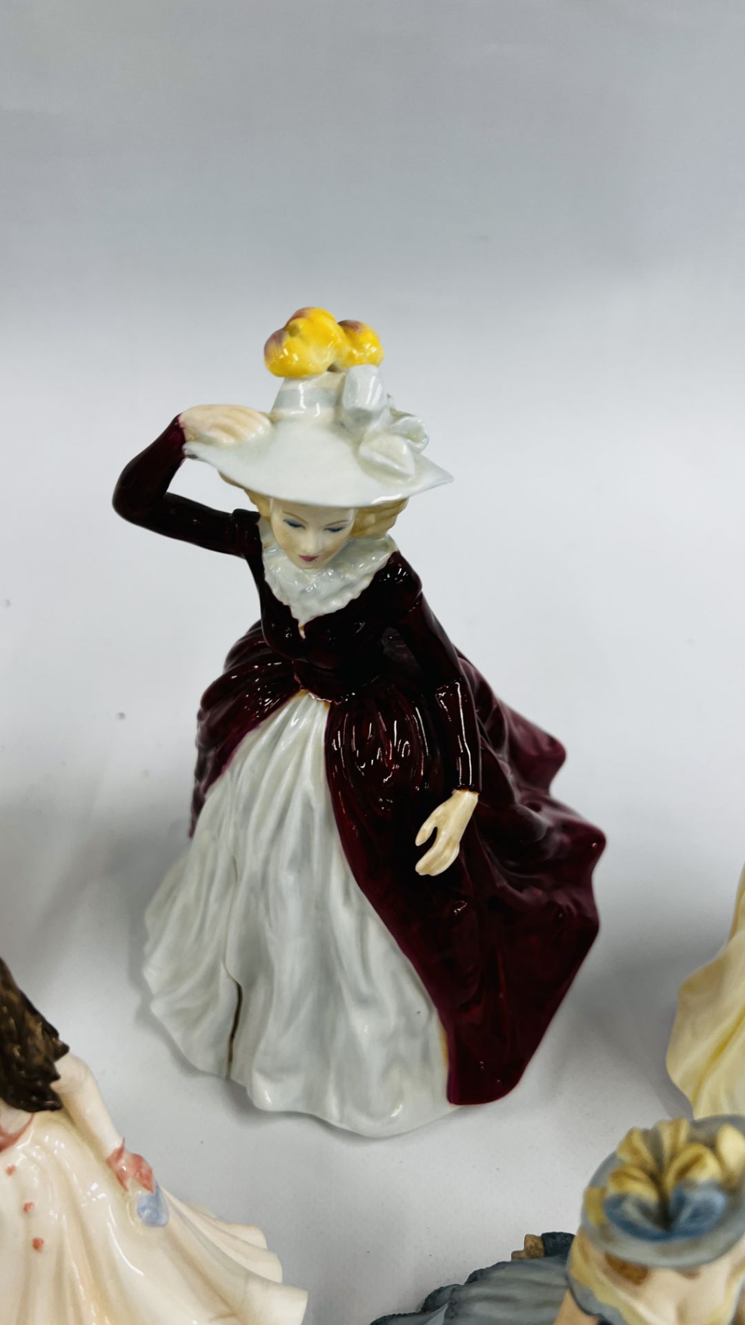 A BOX OF CABINET ORNAMENTS TO INCLUDE FIGURINES, COALPORT "VANESSA" AND MARGARET ALF, ESTELLE, - Bild 12 aus 16