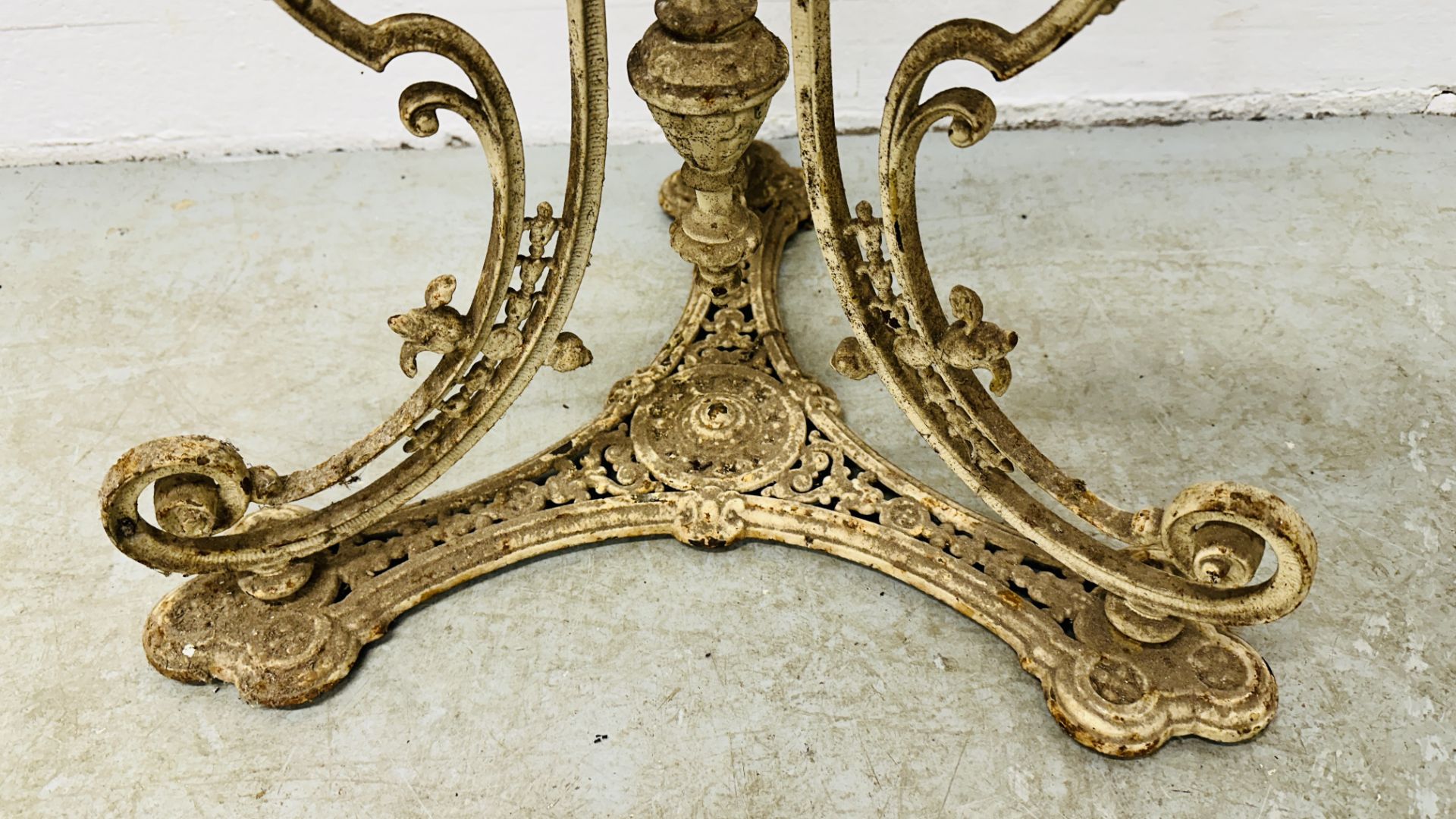 HIGHLY DECORATIVE CAST IRON LAMP STANDARD FOR RESTORATION. - Image 5 of 7