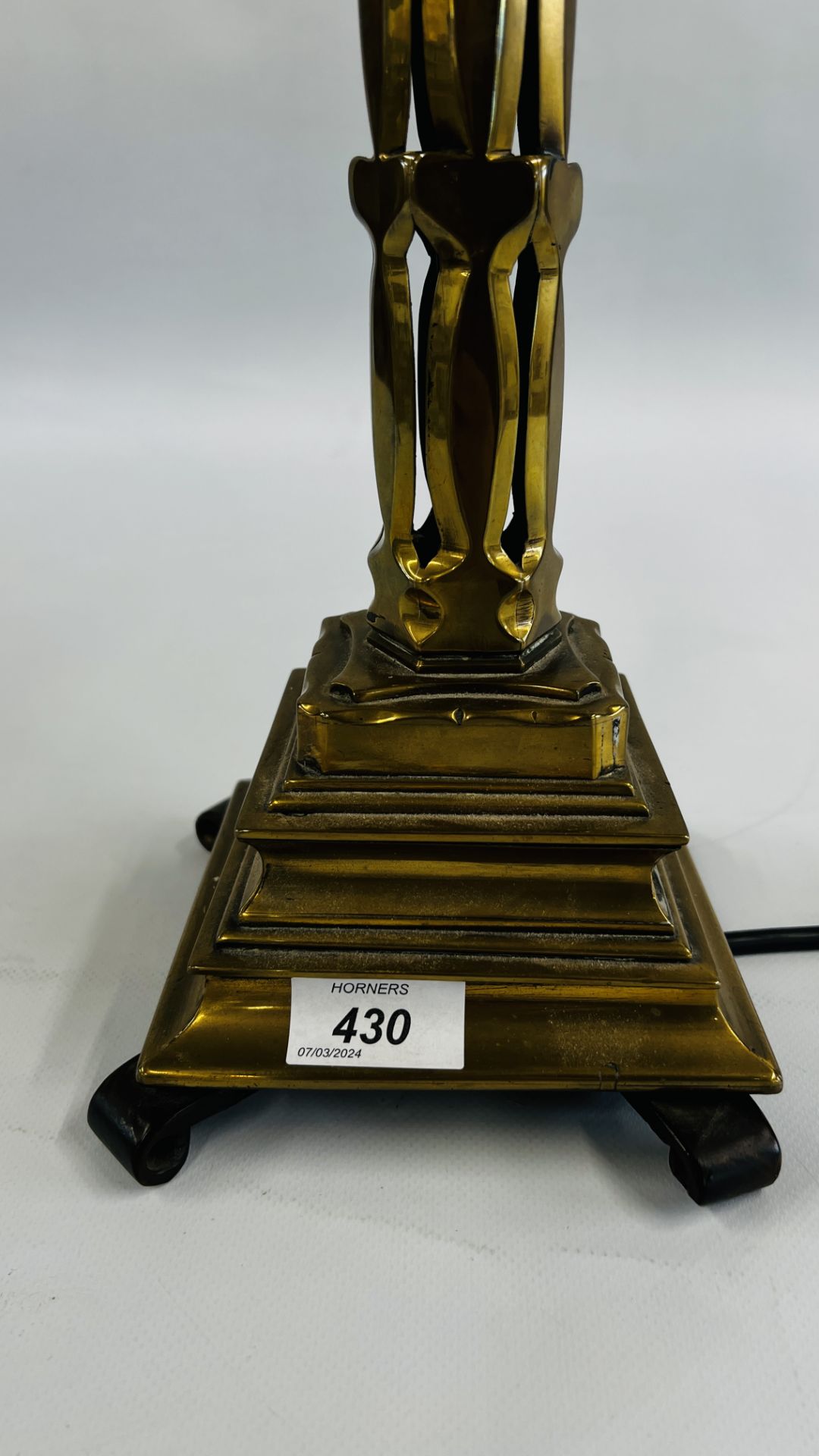 A VICTORIAN GOTHIC BRASS TABLE LAMP H 57CM - SOLD AS SEEN. - Image 3 of 8
