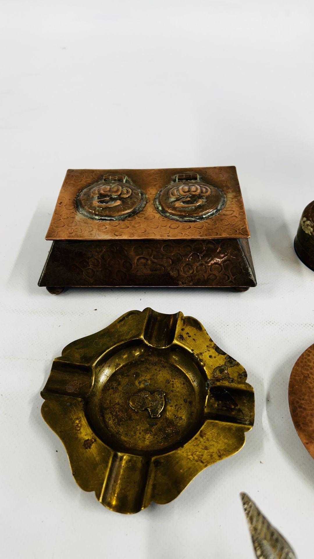 A BOX OF MIXED METALWARE TO INCLUDE A VINTAGE COPPER ARTS & CRAFTS STYLE INKWELL & GLASS LINERS ETC. - Bild 9 aus 10