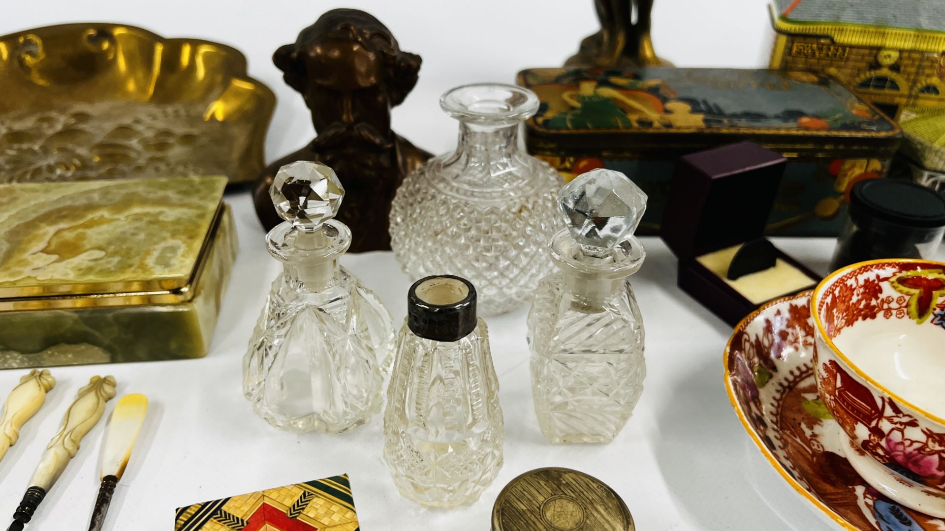 A BOX OF ASSORTED COLLECTABLES TO INCLUDE DRESSING TABLE DECANTERS AND A SILVER LIDDED POT, - Image 11 of 15