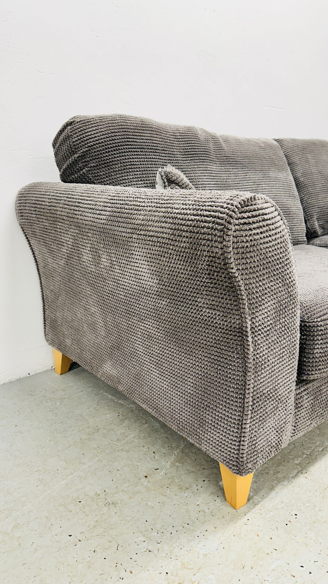 GOOD QUALITY DFS CORNER SOFA UPHOLSTERED IN CHARCOAL GREY. - Image 3 of 10