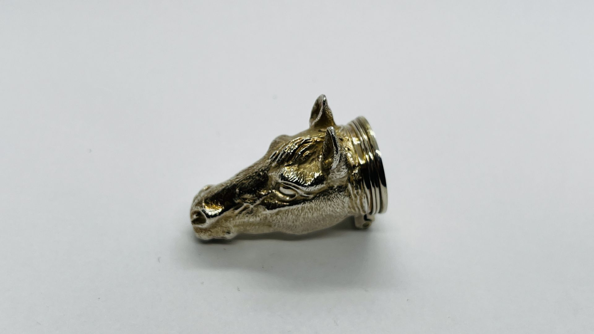 A SILVER HINGED HORSE HEAD SNUFF BOX WITH GILT INTERIOR, LONDON ASSAY R.C. - L 3.8CM. - Image 3 of 8