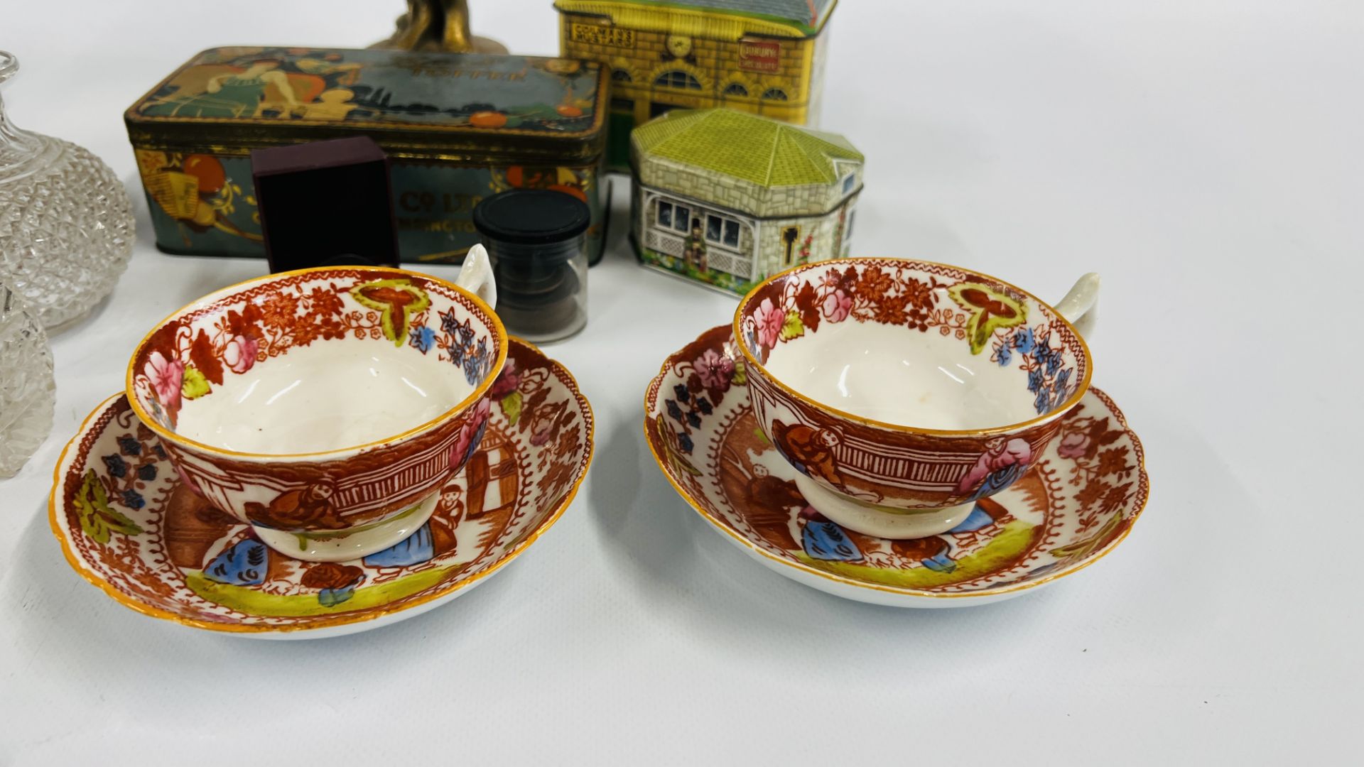 A BOX OF ASSORTED COLLECTABLES TO INCLUDE DRESSING TABLE DECANTERS AND A SILVER LIDDED POT, - Bild 12 aus 15