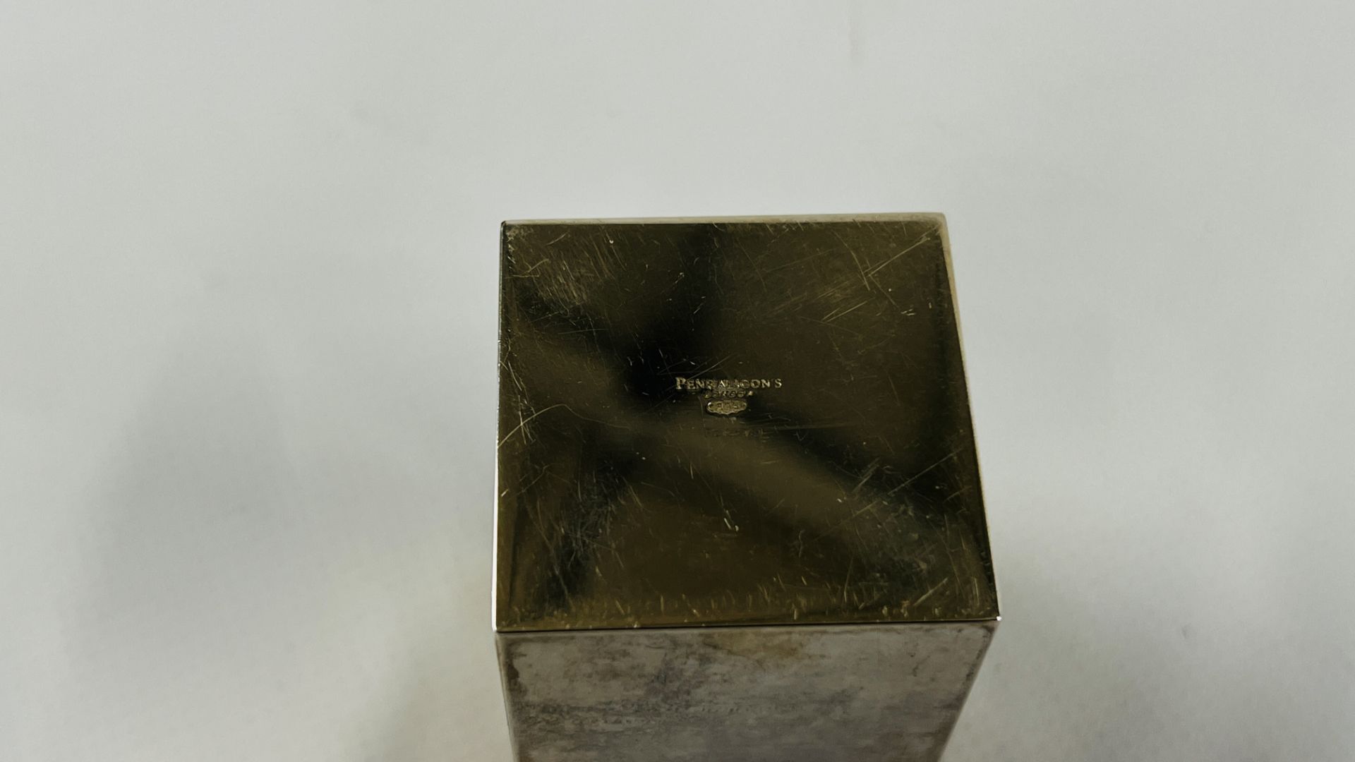 A MODERN SILVER PENCIL SHARPENER OF SQUARE FORM, LONDON ASSAY MARKED PENHALIGONS H 5.8CM X 3.8 X 3. - Image 5 of 7