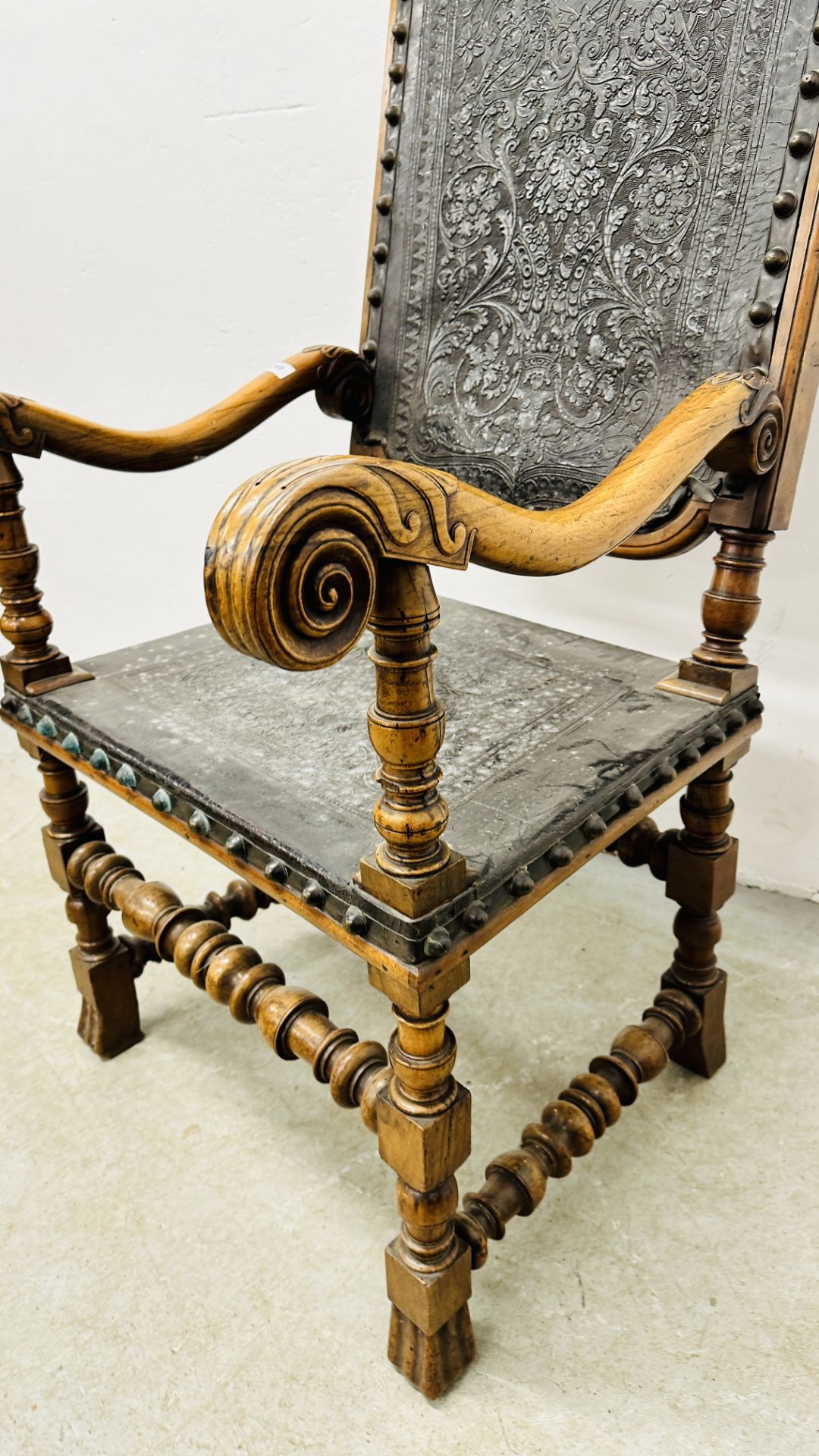 AN IMPRESSIVE SPANISH WALNUT ANTIQUE HIGH BACK ELBOW CHAIR, DETAILED SCROLLED ARMS, - Image 7 of 28