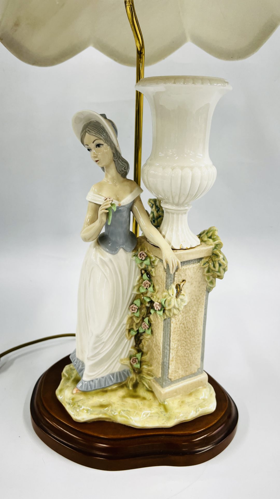 A LARGE LLADRO STYLE FIGURED TABLE LAMP, OVERALL HEIGHT 80CM - SOLD AS SEEN. - Bild 2 aus 10