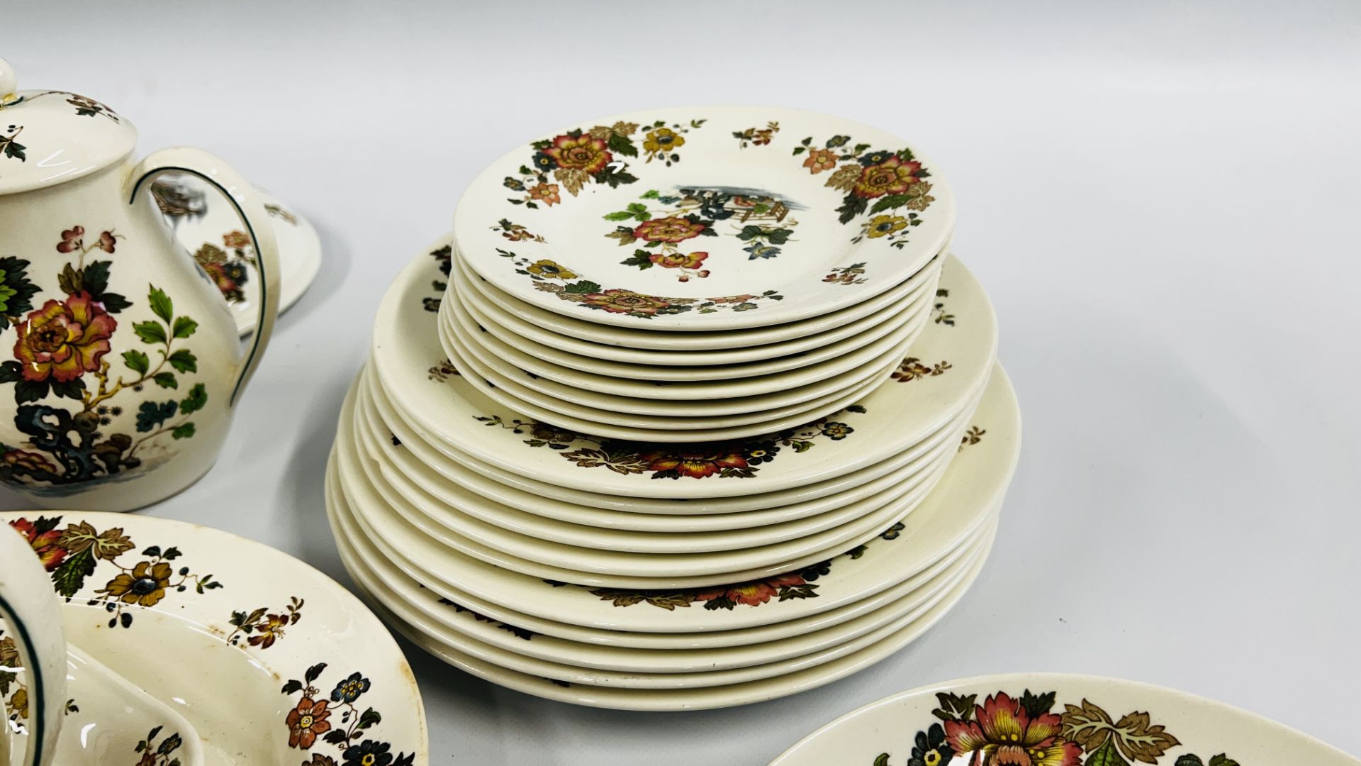 APPROXIMATELY 61 PIECES OF WEDGEWOOD EASTERN FLOWERS TEA AND DINNERWARE. - Image 9 of 16