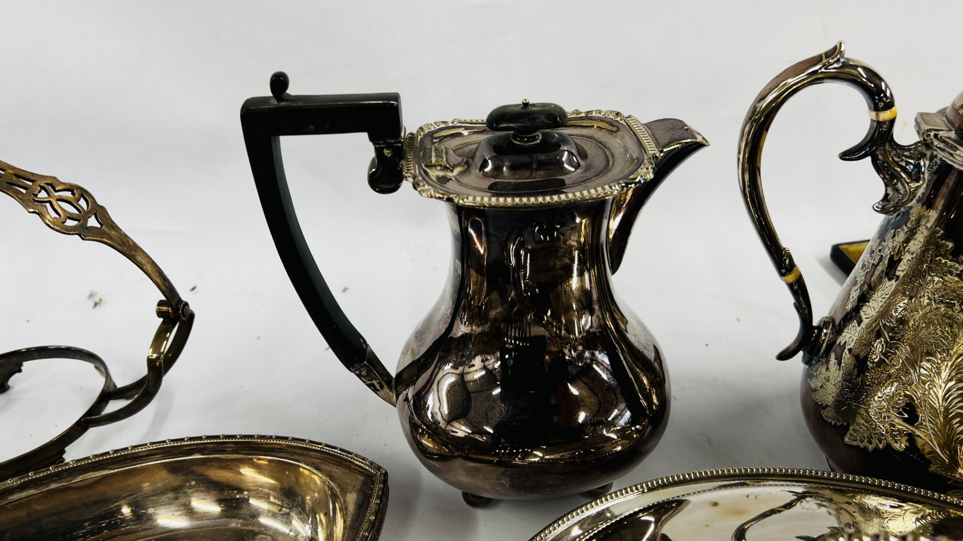 A BOX OF ASSORTED SILVER PLATED WARE TO INCLUDE COVERED TUREENS, TOAST RACK & SALVERS, CRUET, - Image 8 of 12