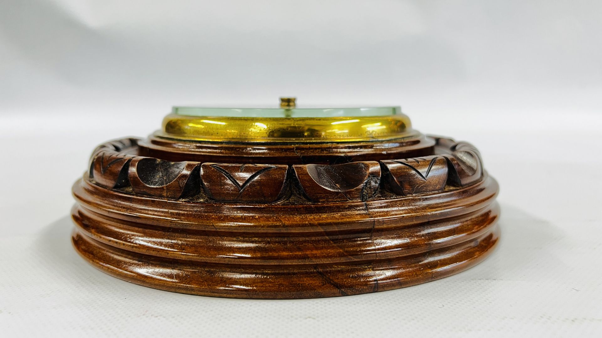 A MAHOGANY MOUNTED ANAROID BAROMETER - DIAMETER 22CM. - Image 5 of 5