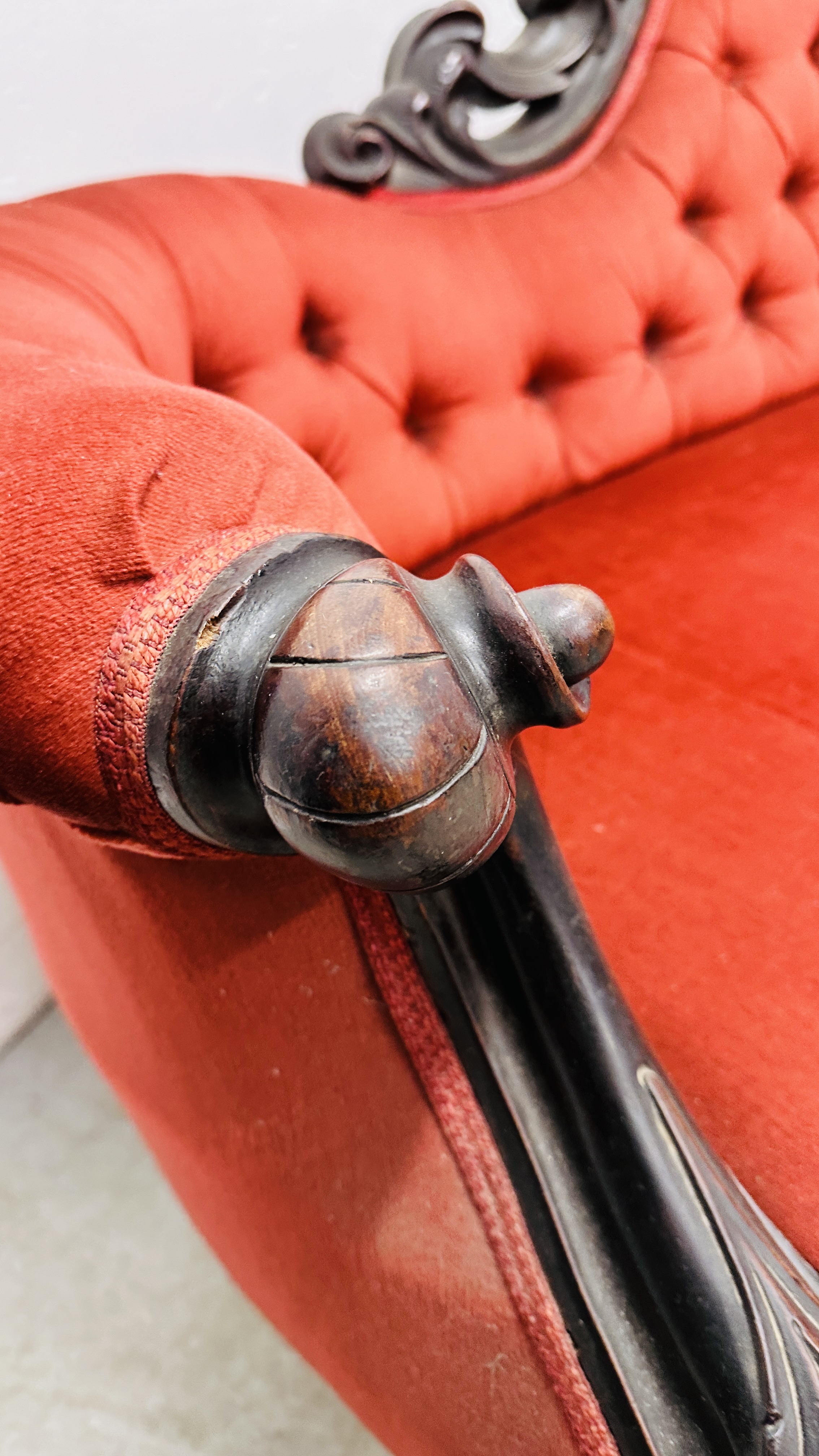 A VICTORIAN MAHOGANY FRAMED HUMP BACK SOFA IN RED BUTTON BACK VELOUR - L 210CM. - Image 10 of 15