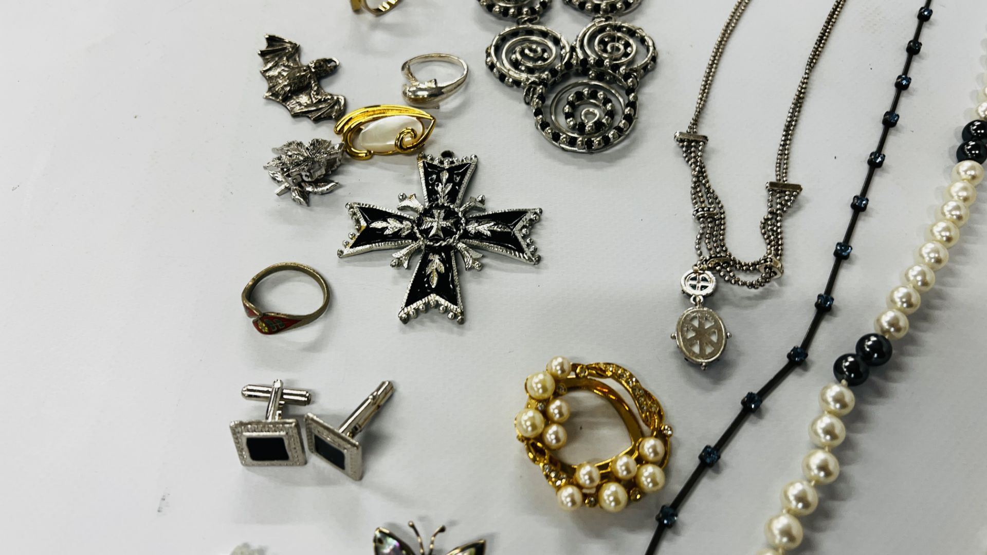 A TRAY OF RETRO AND VINTAGE JEWELLERY TO INCLUDE NECKLACES, BRACELETS ETC. - Image 10 of 14