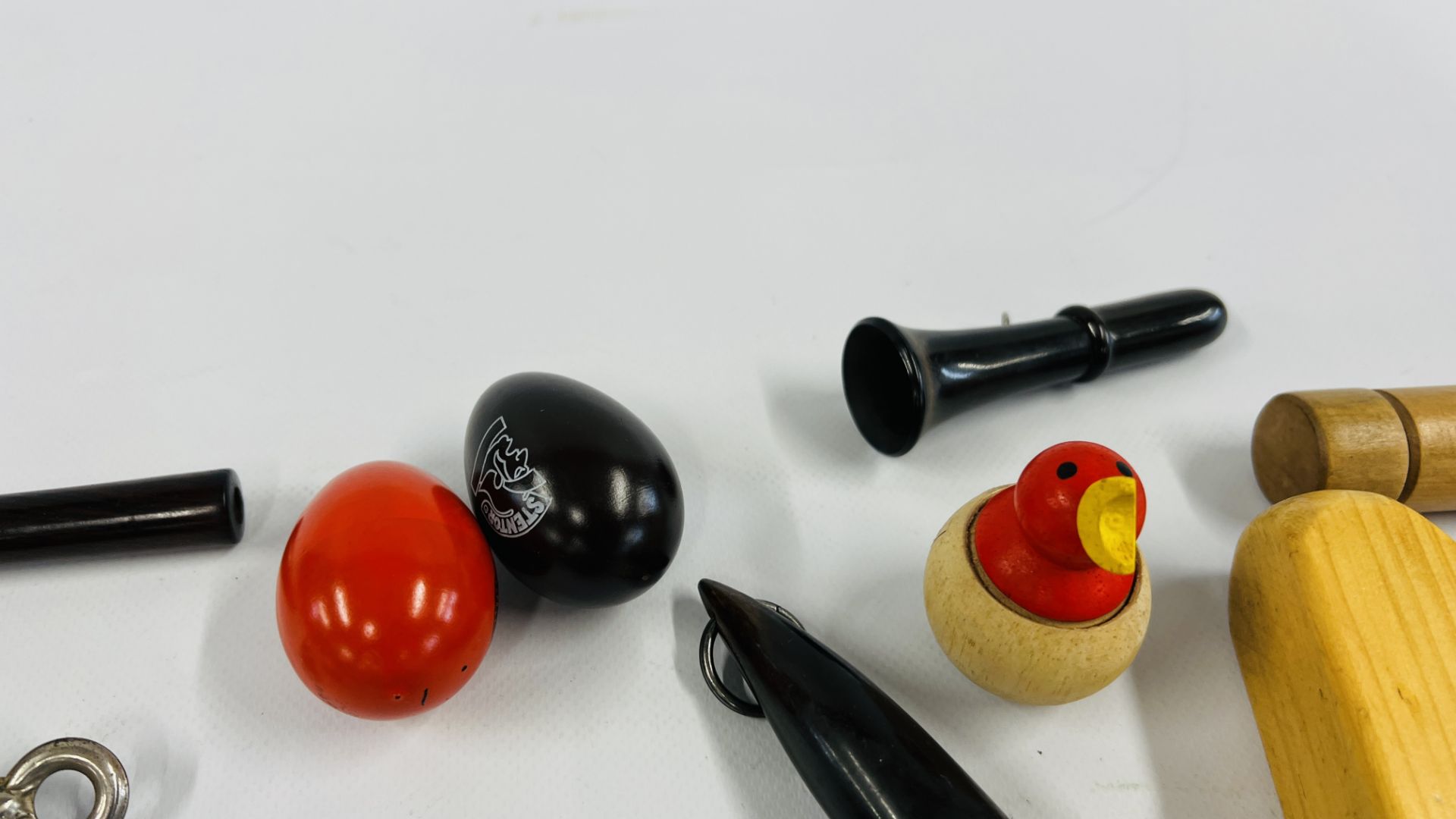 TRAY OF ASSORTED VINTAGE WHISTLES TO INCLUDE BIRD WHISTLES, DOG WHISTLES ETC. - Image 12 of 12