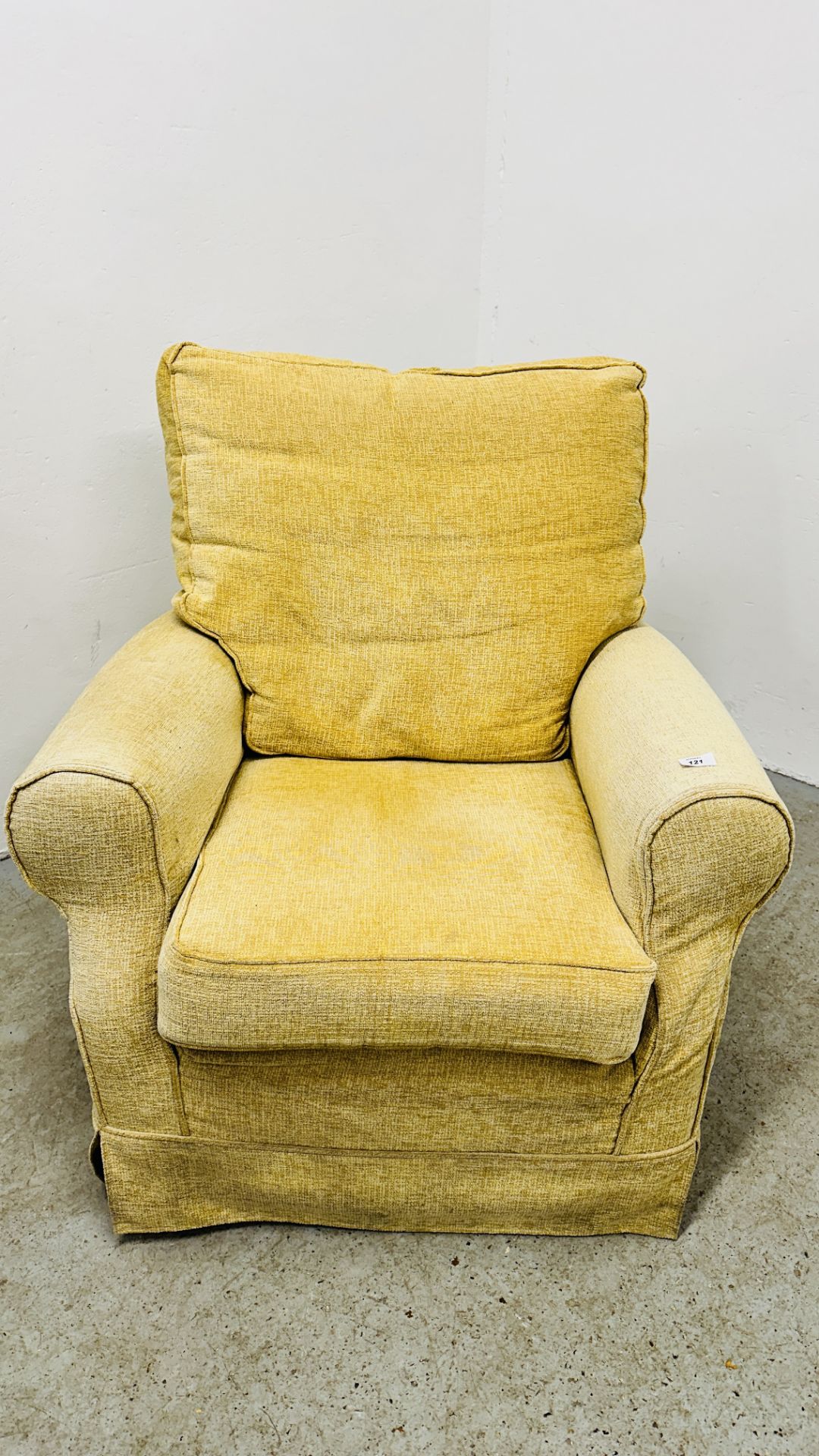 A GOOD QUALITY PRIMROSE UPHOLSTERED EASY CHAIR.