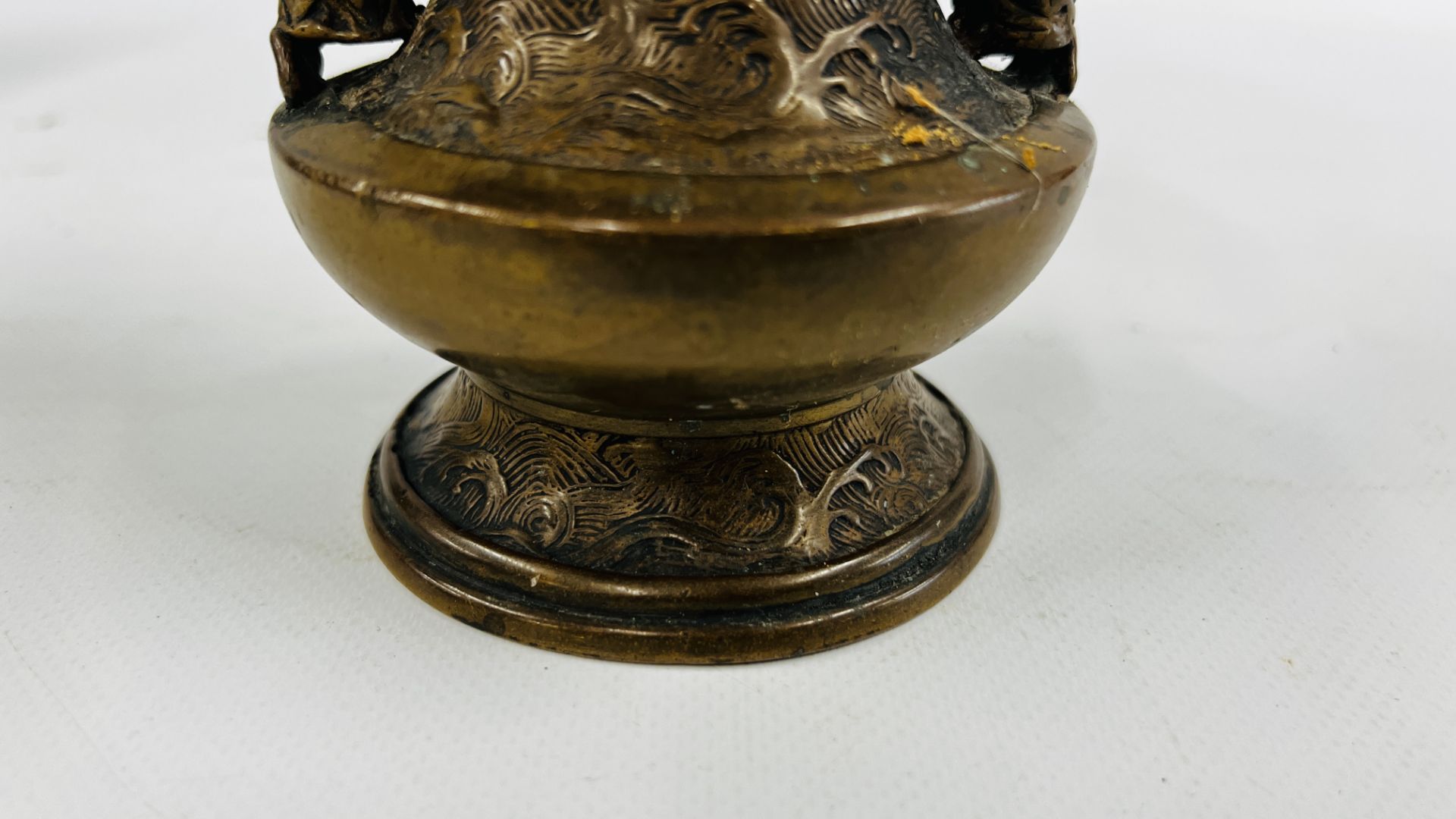 AN ANTIQUE TRUMPET SHAPED CHINESE QING BRONZE VASE WITH APPLIED FIGURES, H 16CM. - Image 11 of 13